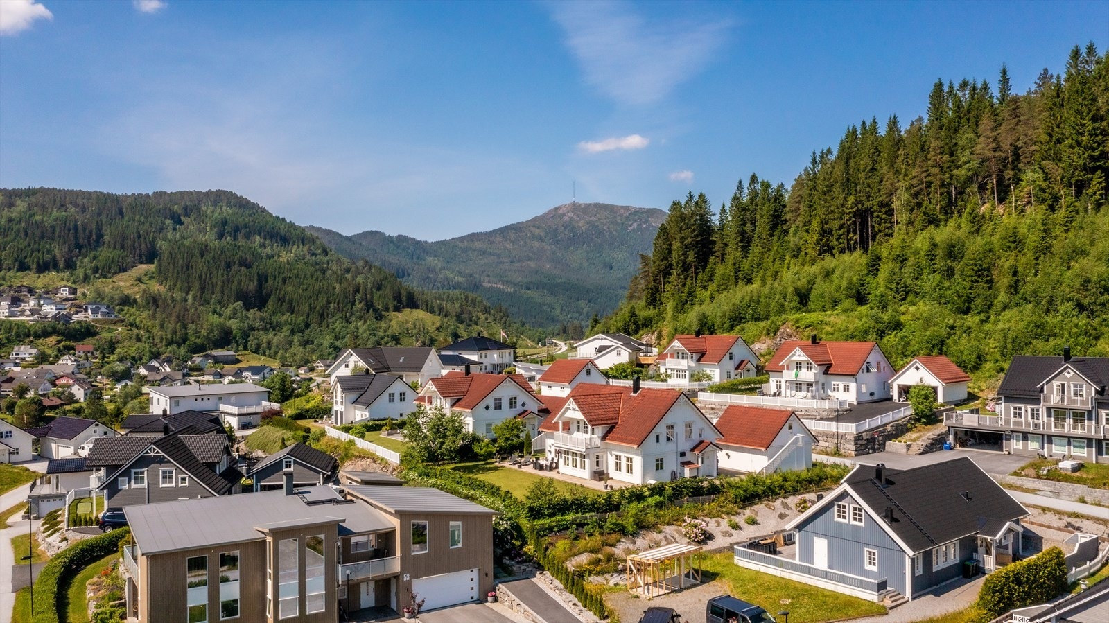 Det er gang- og sykkelvei til skole, barnehage, idrettsanlegg, butikk og inn til Førde sentrum. Galleribilde