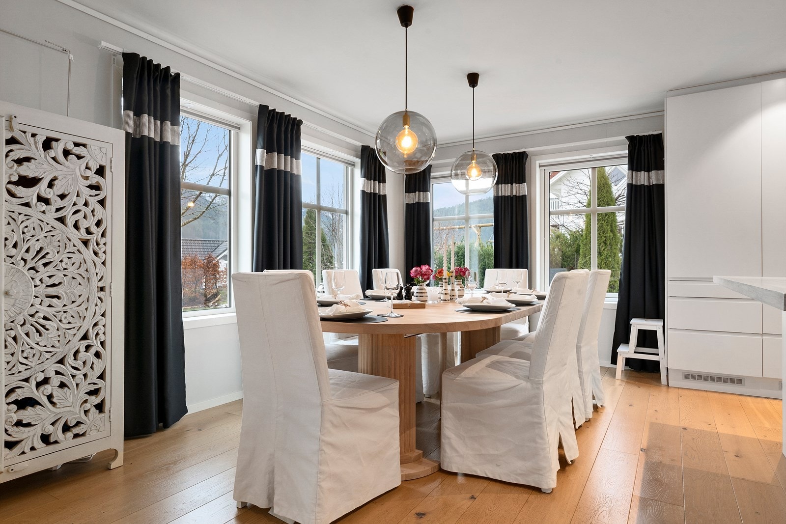 God plass til spisebord ved kjøkkenet. I tillegg har kjøkkenøyen barløsning. Galleribilde