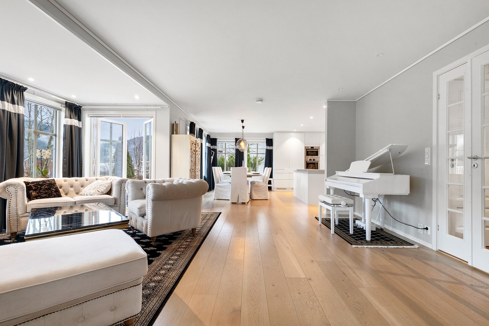 Lys og innbydende stue-/kjøkkenløsning av god størrelse. Galleribilde