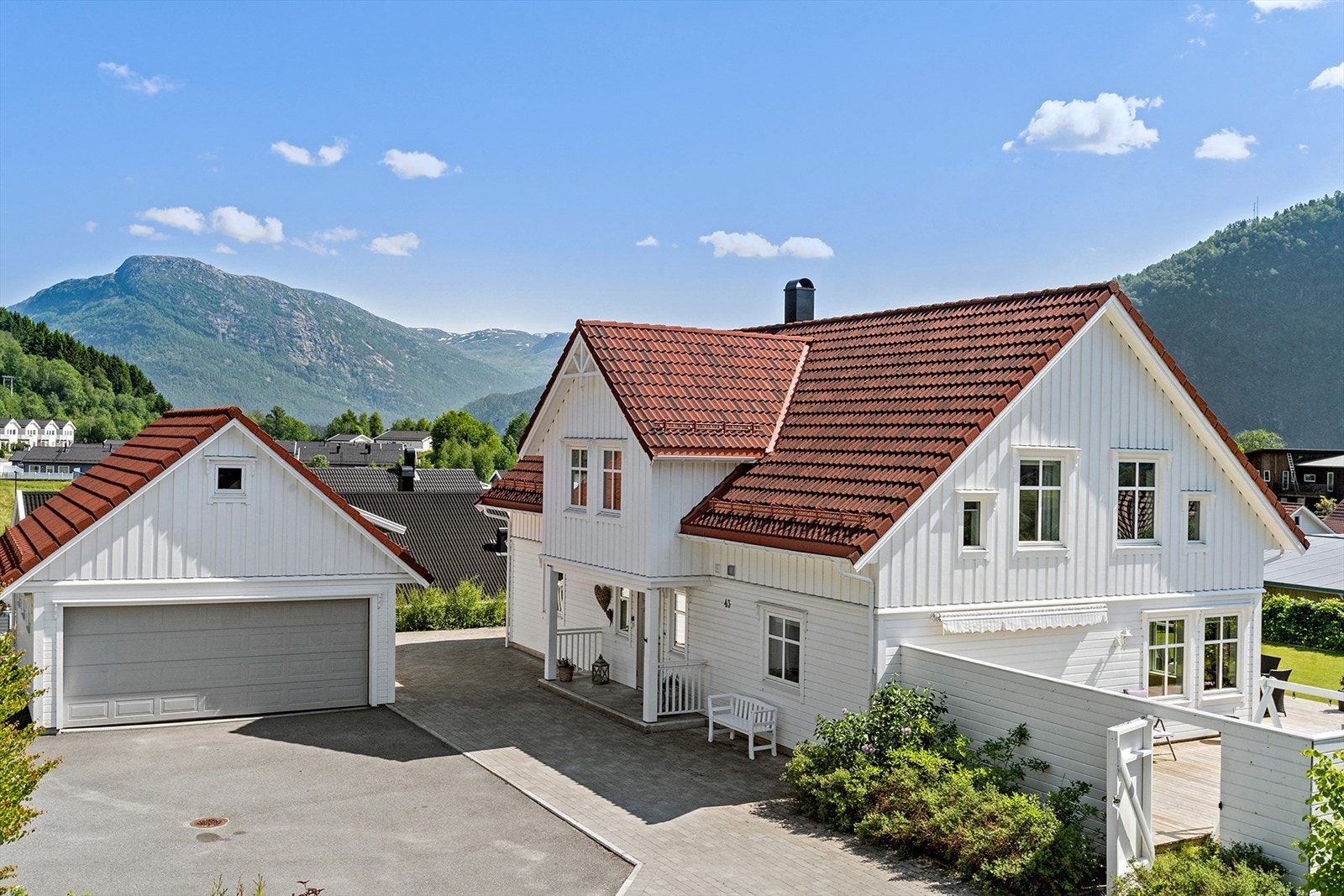 Gode parkeringsmuligheter i dobbel garasje og på gårdsplass. Garasjen har et praktisk loft hele 18 m². Galleribilde