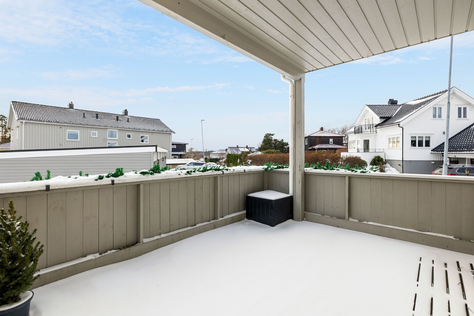 Fra stuen har du utgang til en sydvendt, overbygget balkong med gode solforhold. Galleribilde