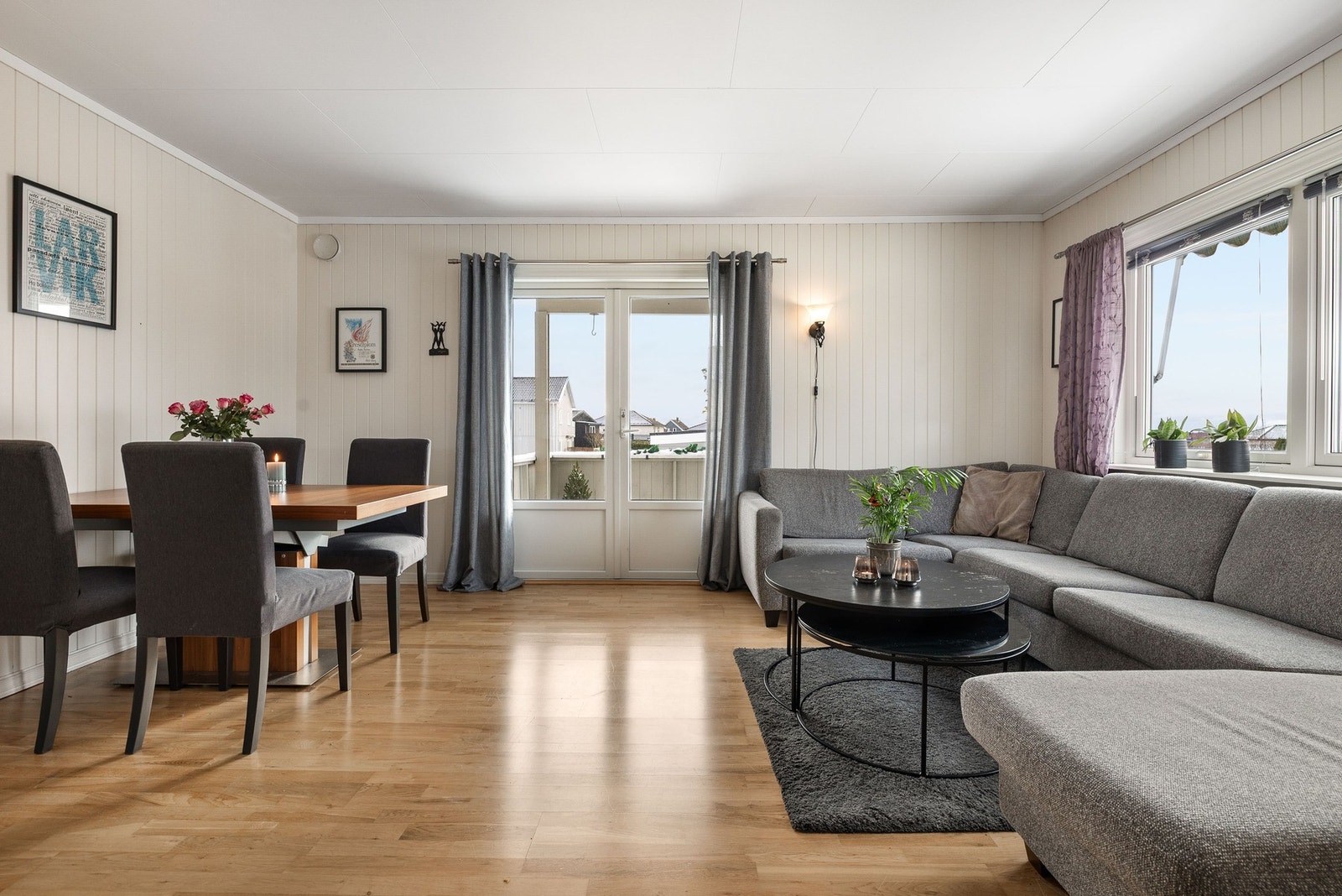 Fra stuen er de utgang til en hyggelig overbygd balkong. En fin forlengelse av stuen på varme dager! Galleribilde