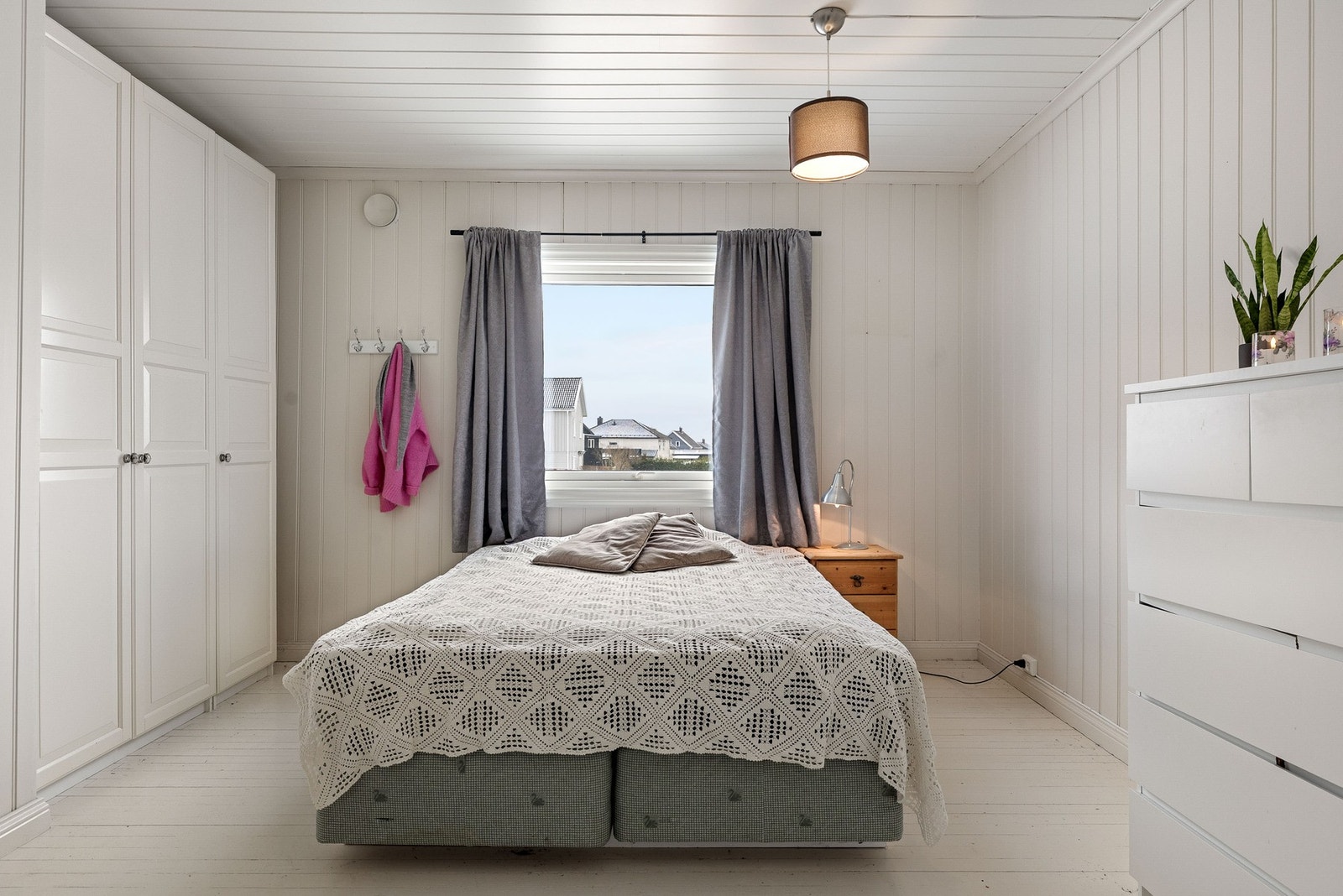 Hovedsoverommet er romslig med garderobe. Her er det god plass til dobbeltseng og oppbevaring Galleribilde