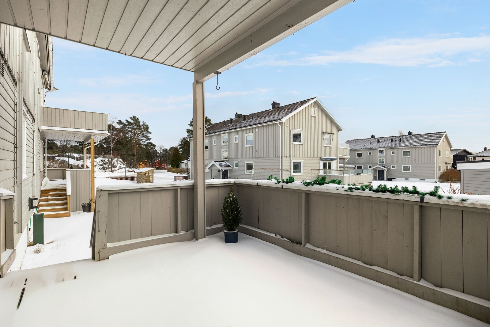 Balkongen er overbygd og har fint utsyn over omgivelsene. Galleribilde