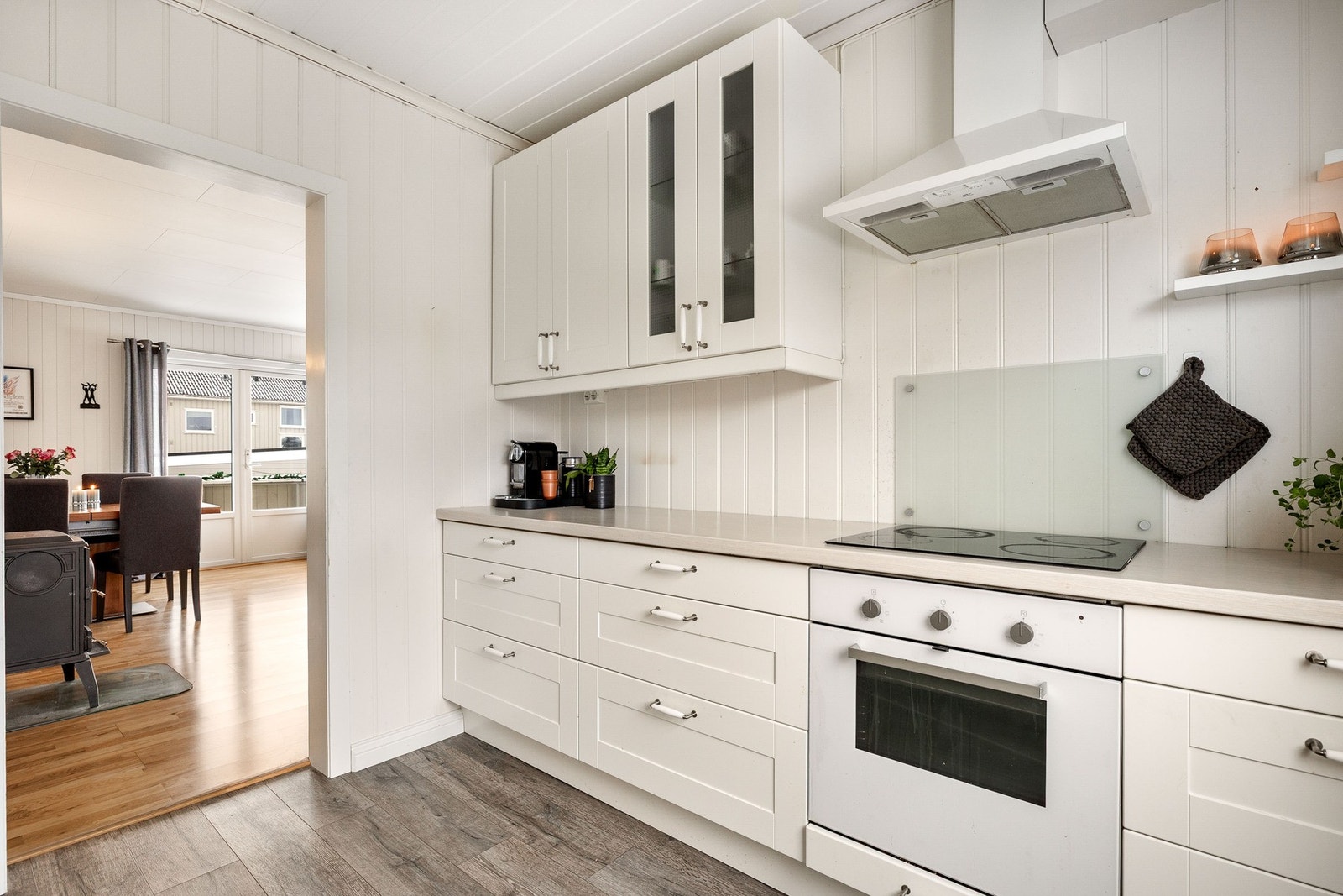 Kjøkkenet ligger med direkte adkomst til stuen med enkel tilgang til spiseplassen. Galleribilde