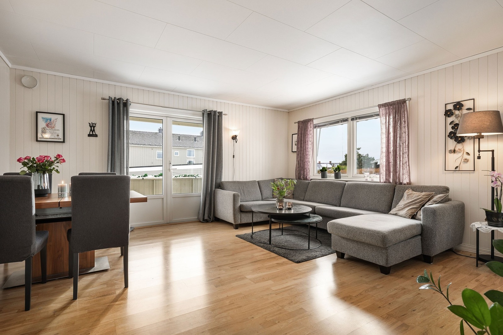 Stuen har god plass til både sofagruppe og spisestue. Galleribilde