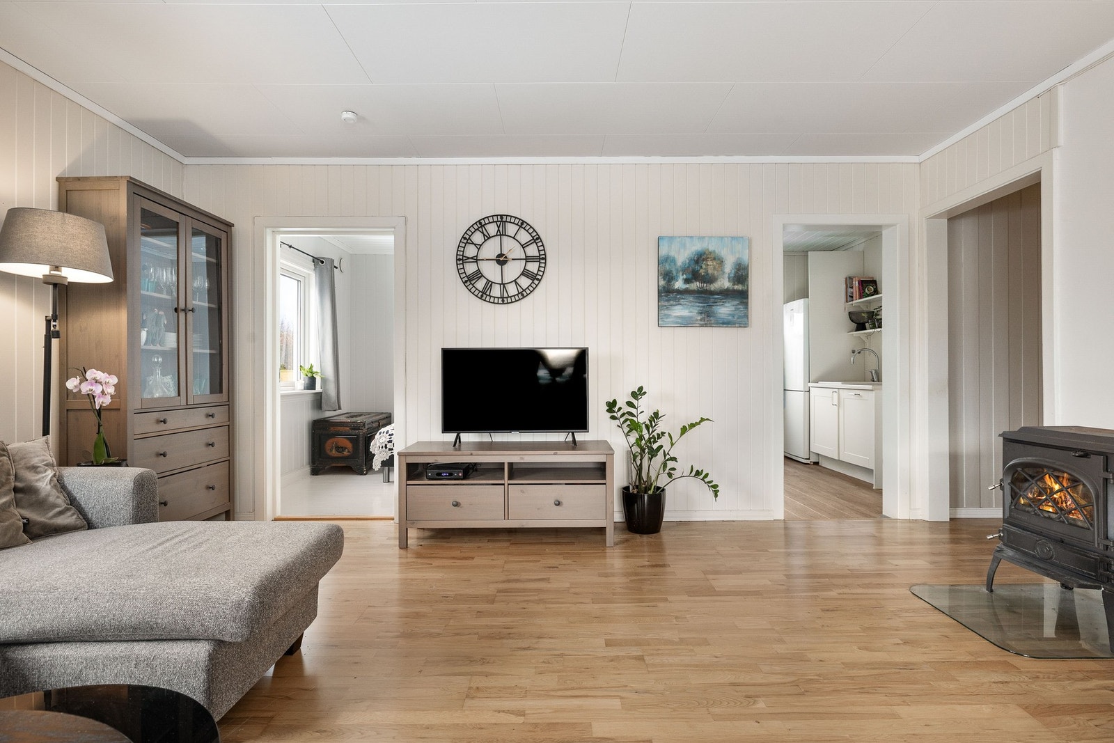 Stuen har en god romfølelse og har rikelig med naturlig lys. Galleribilde