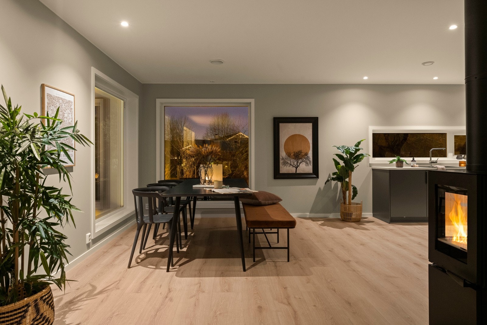 Boligen har et lekkert kjøkken med en åpen løsning inn mot stue, som gir en luftig og sosial romfølelse. Galleribilde