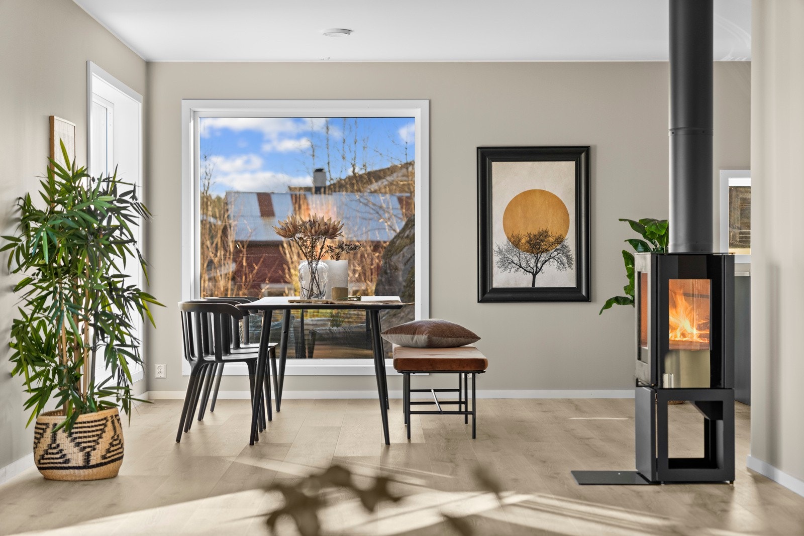 Stemningsfullt ildsted i stuen - gir både varme og hygge på kjølige dager, og skaper en lun atmosfære i rommet. Galleribilde