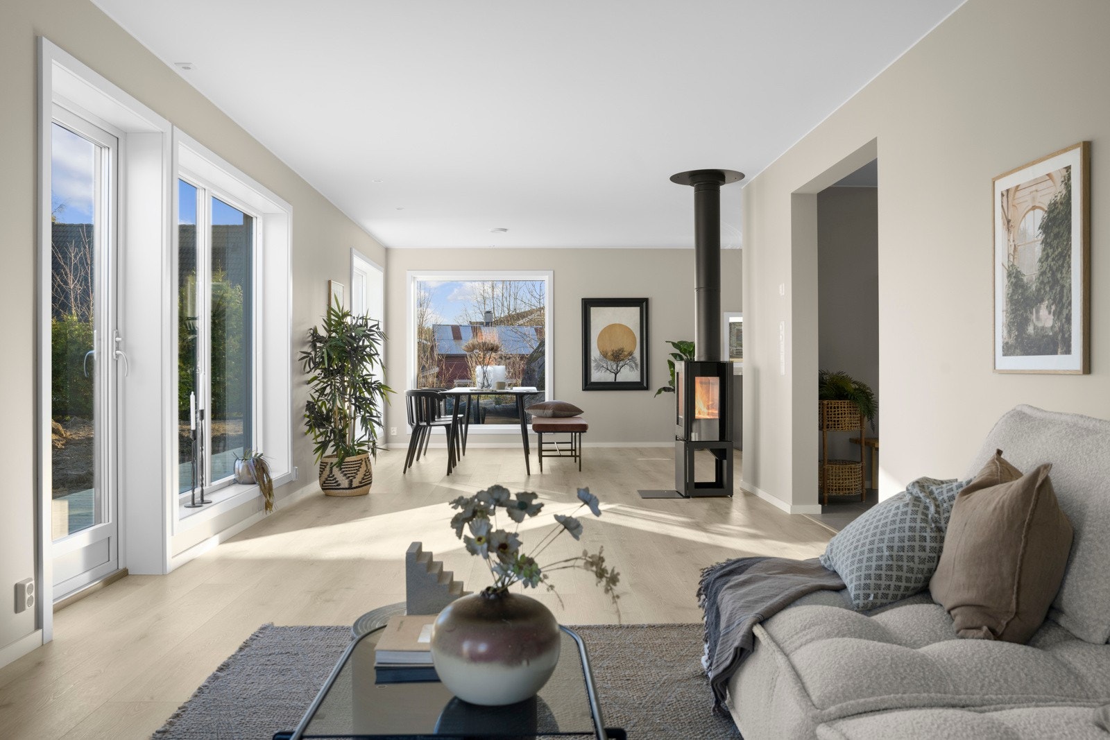 Store vindusflater sørger for rikelig med naturlig lysinnslipp og fra overgang stue/kjøkken er det er også direkte utgang til eiendommens hage. Galleribilde