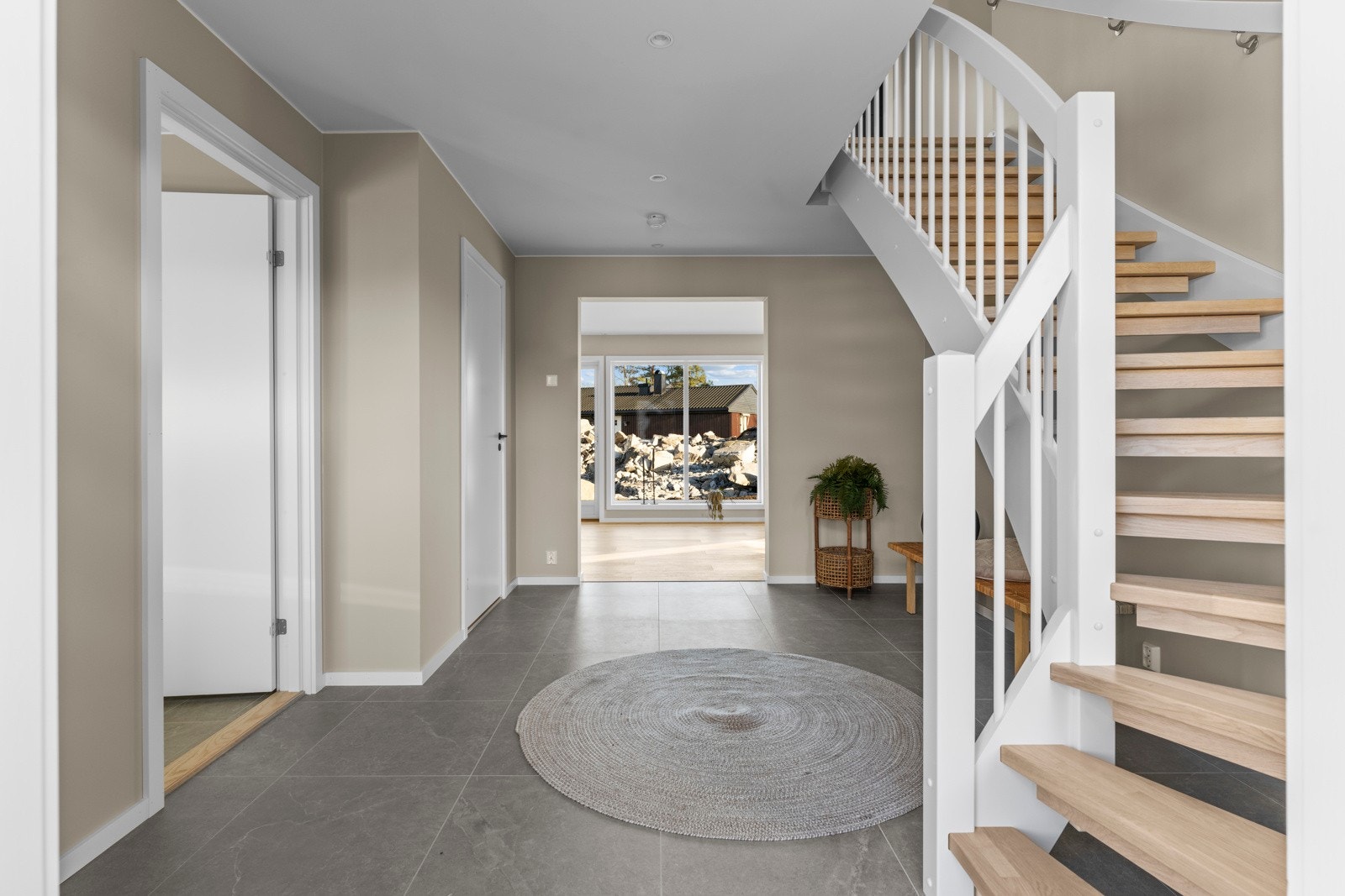 Entreen er meget innbydende med god plass for skap, kommoder eller lignende. Rommet har delikate, lys grå fliser (60x60) på gulv med lun gulvvarme, samt slette vegger malt i en tidløs lys grå farge. Galleribilde