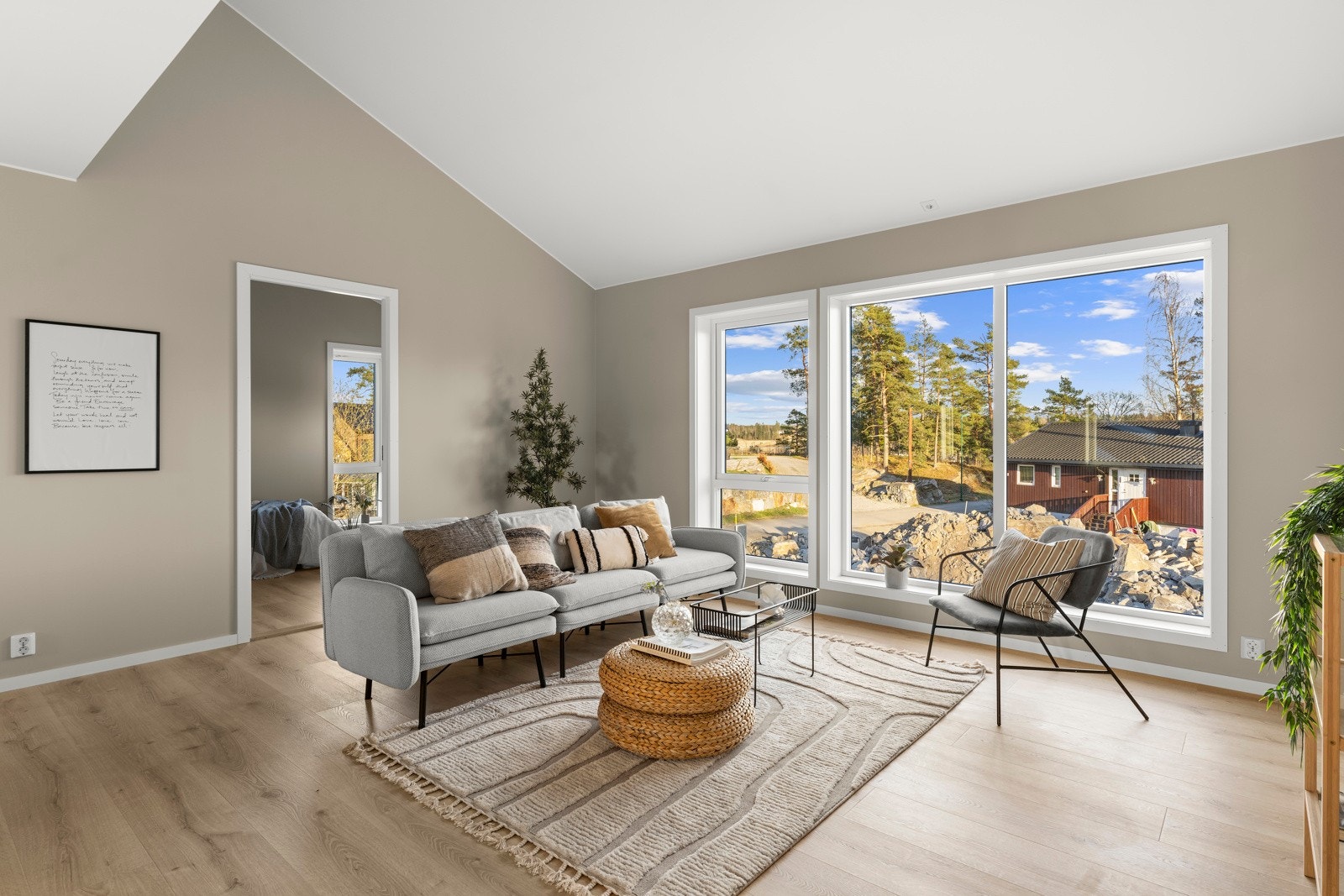 Store vinduer fyller rommet med mye naturlig lys og gode muligheter for møblering gjør stuen i 2. etasje til en sosial del av boligen. Galleribilde