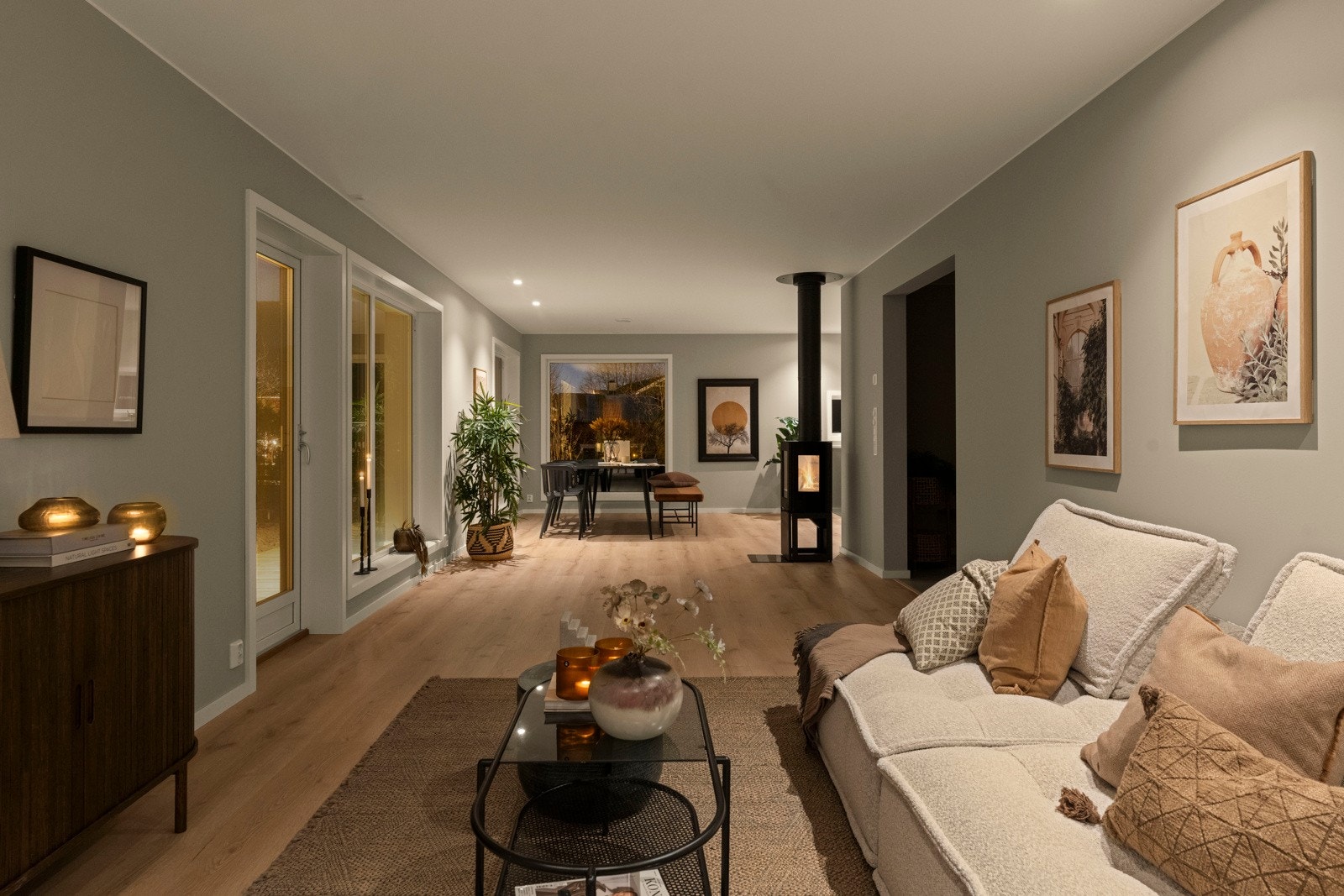 Velkommen inn. Her fra den fleksible stue og spisestuen. Galleribilde