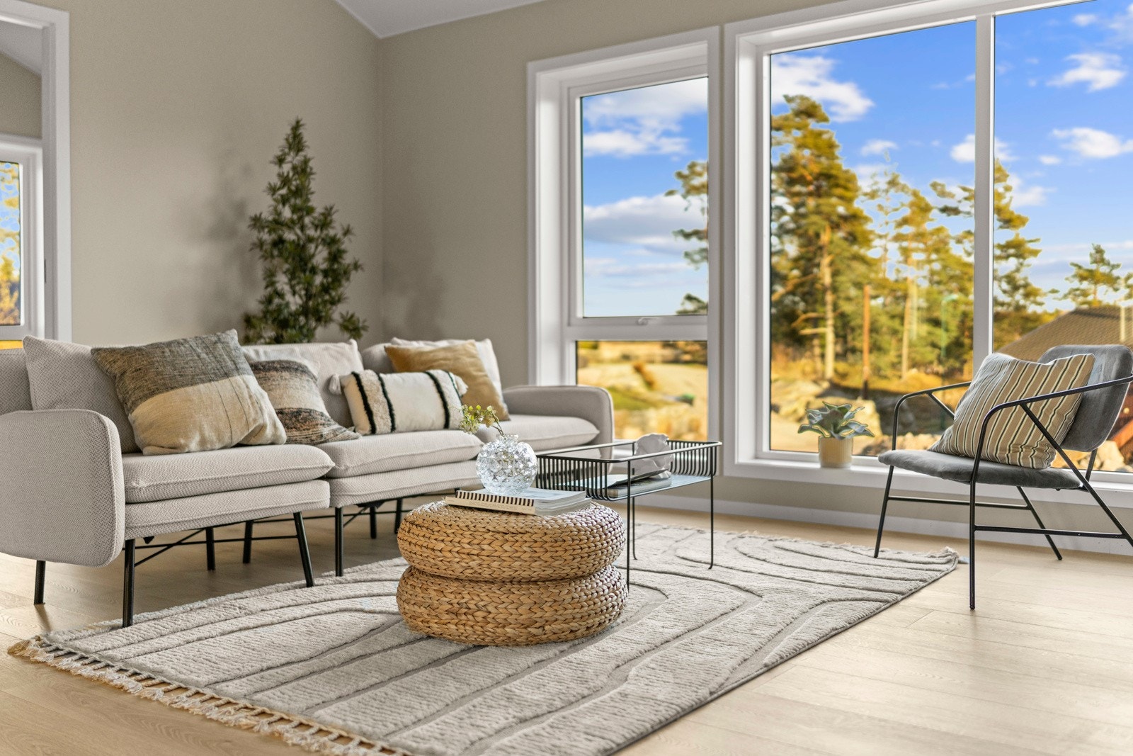 Stuen i 2. etasje vil fort bli favorittrommet i boligen. Mønt tak gir stuen en meget god takhøyde, et flott og unikt særpreg og en luftig romfølelse. Galleribilde