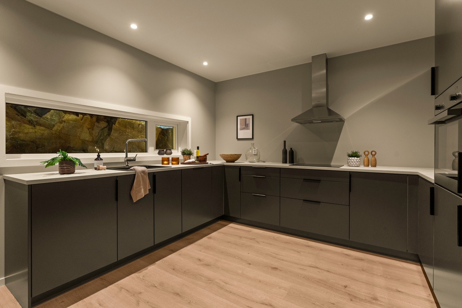 Rommet innredes i en tidsriktig stil, med enstavs laminatgulv og malte, slette vegger i moderne farger. Galleribilde