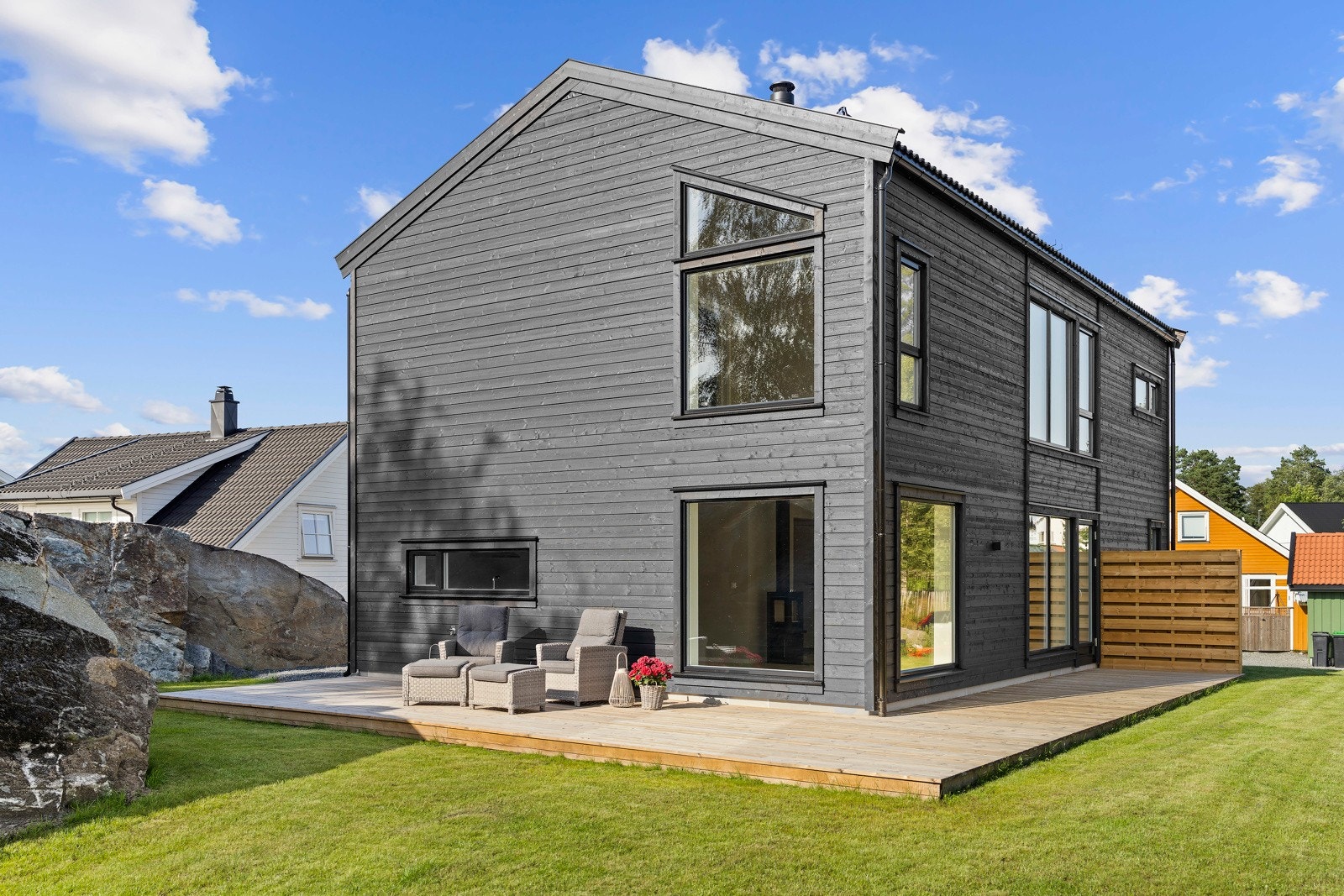 Stor terrasseplatting som strekker seg langs både vest- og sørveggen, og gir gode solforhold store deler av dagen. Galleribilde