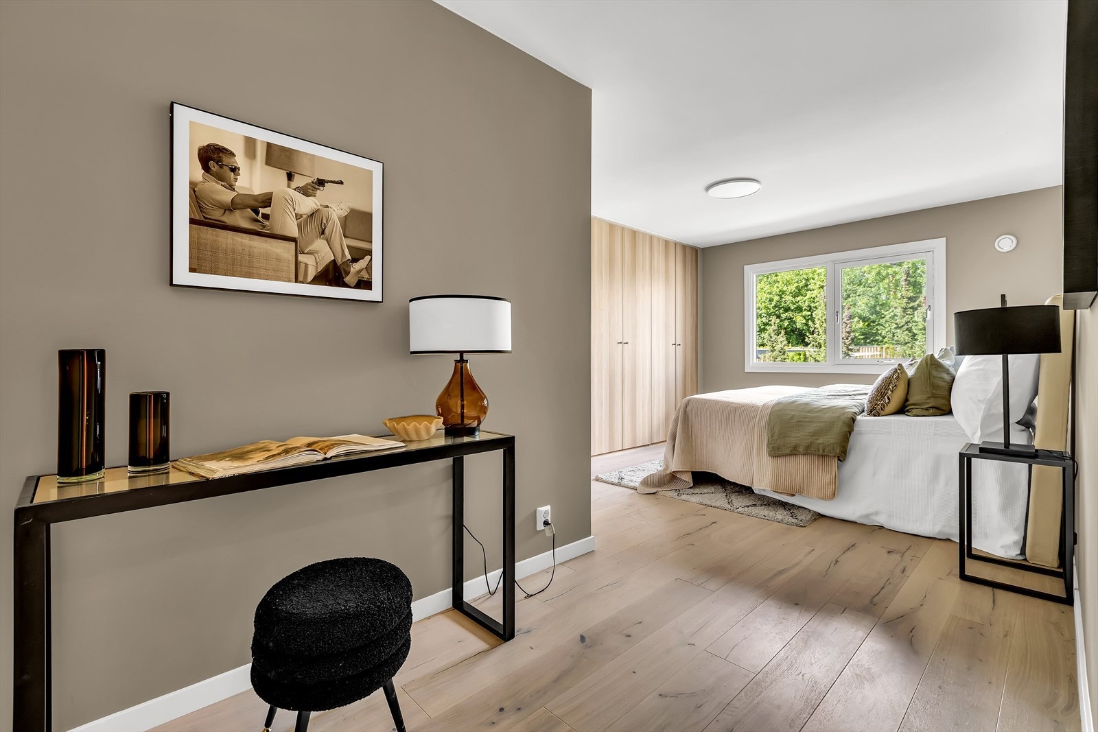 Soverom nummer to er også romslig, med plass til dobbeltseng og garderobeløsning. Galleribilde
