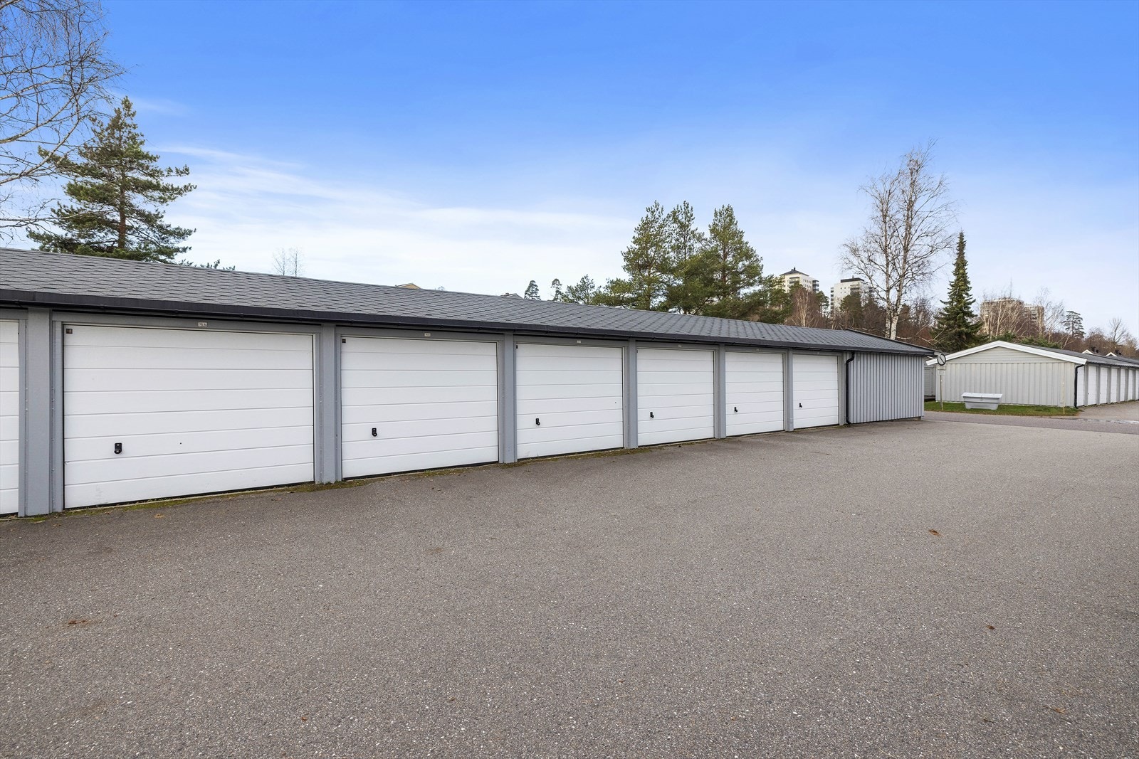 Det er parkering i garasje og ved inngangsdør. Galleribilde