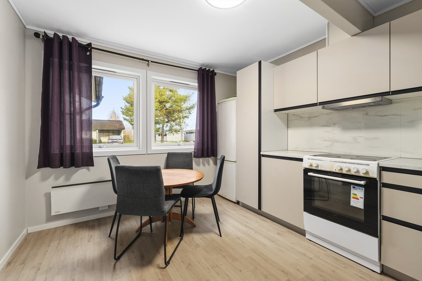 Det er laminat benkeplater med Kitchen panelplater over, kompositt kummer med blandebatteri. Galleribilde