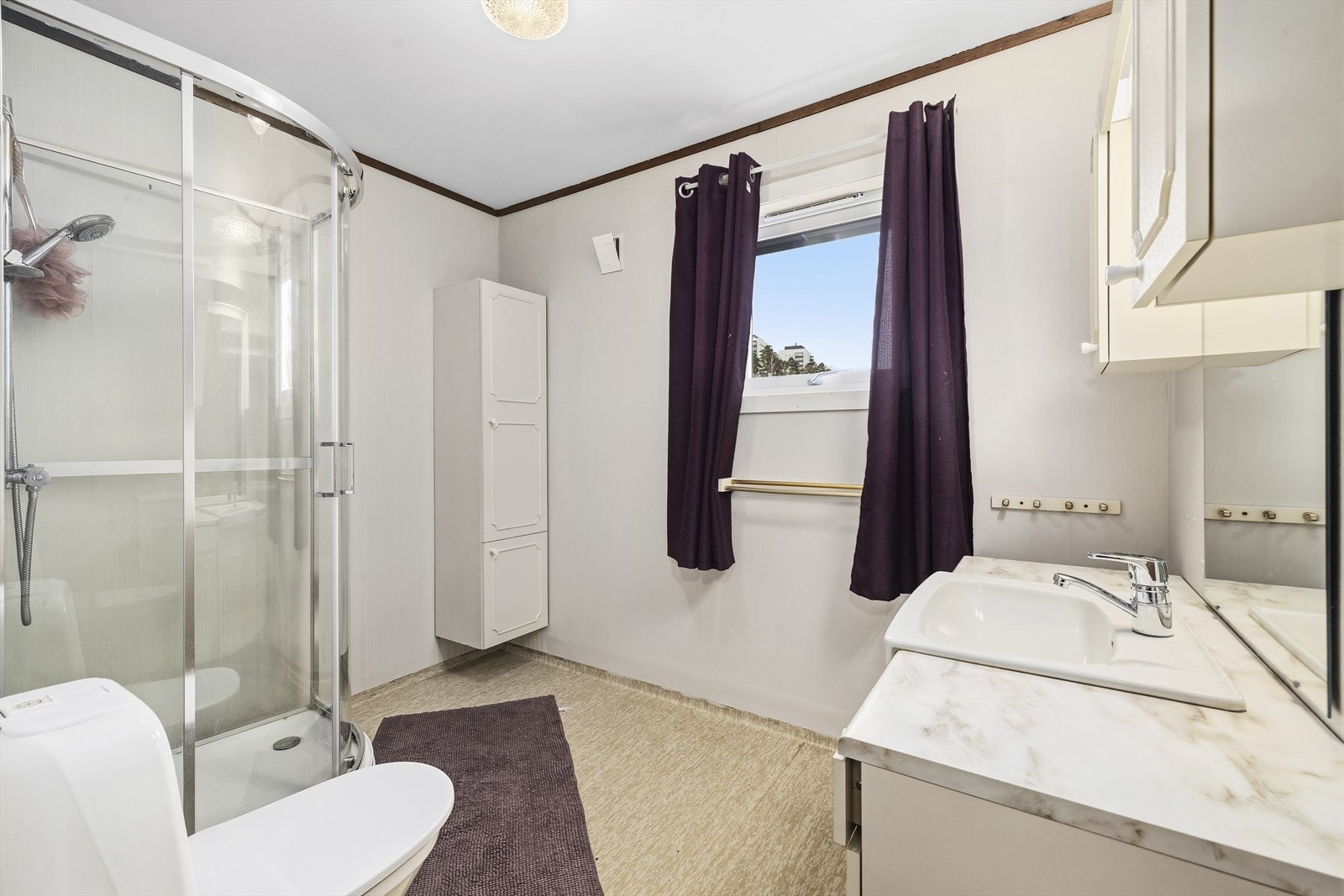 Baderommet er også praktisk plassert i andre etasje og innredet med gulvmontert toalett, servant med innredning og dusjkabinett. Galleribilde