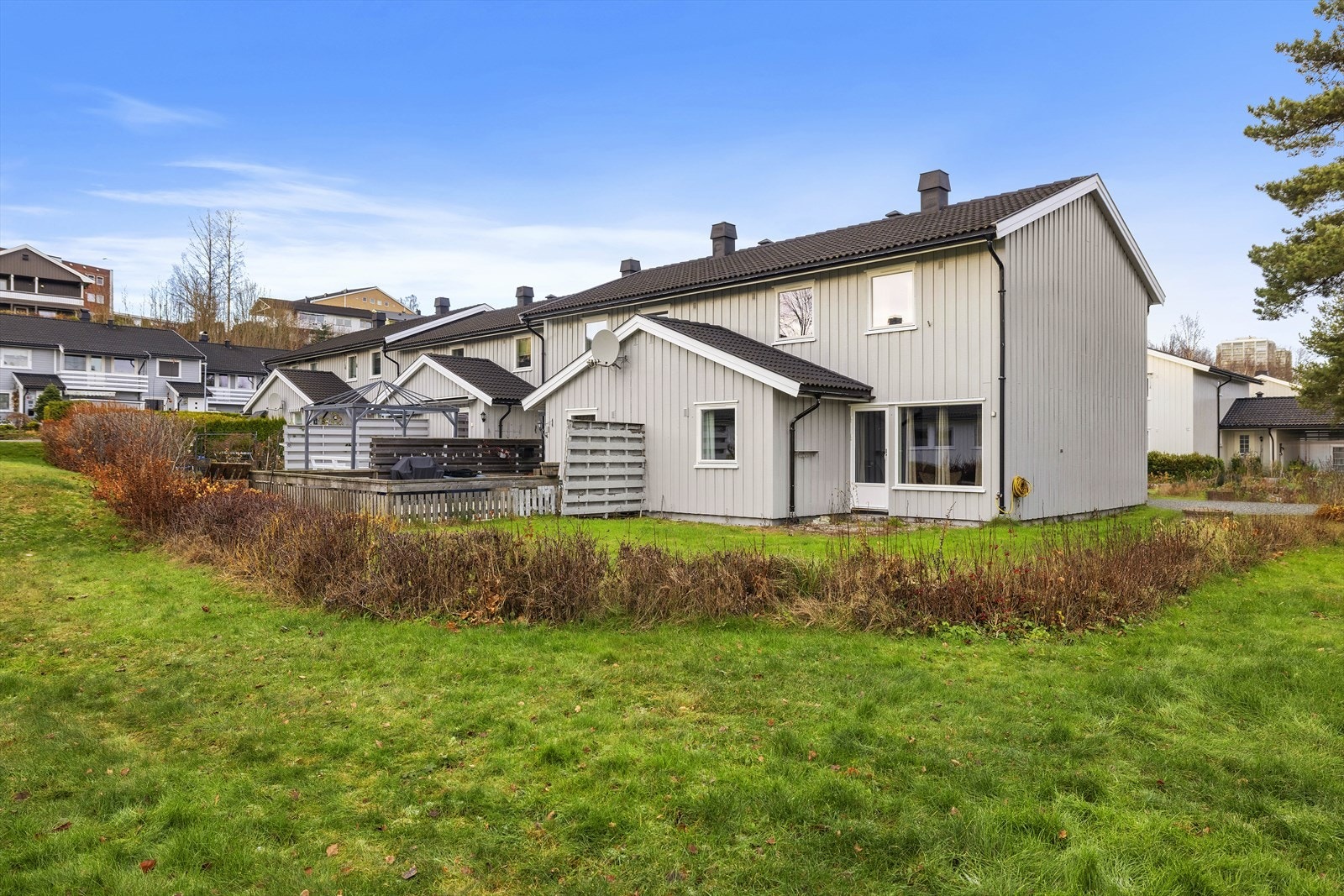 Trudvanglia Borettslag består av 14 rekkehus med til sammen 77 leiligheter og av disse tilhører 4 leiligheter Tønsberg kommunale eiendom. Galleribilde