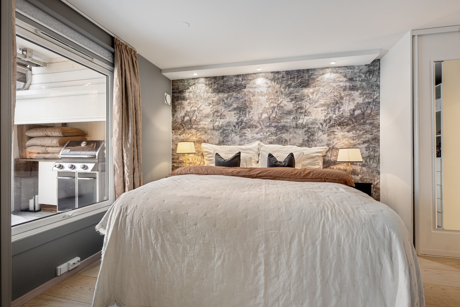 Hovedsoverommet er luftig med plass til dobbeltseng og tilhørende møblement. Galleribilde