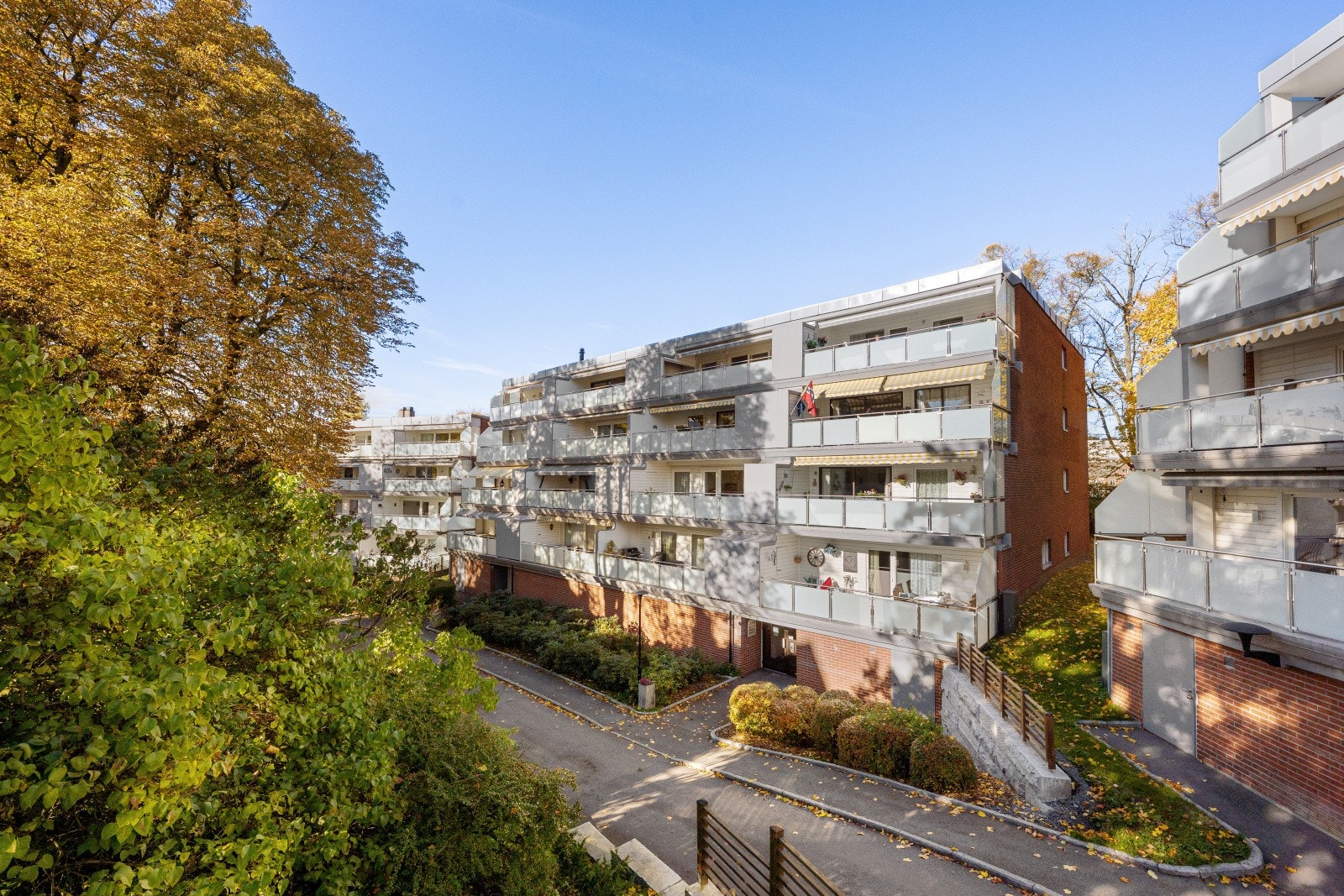 Fasade på høsten. Galleribilde