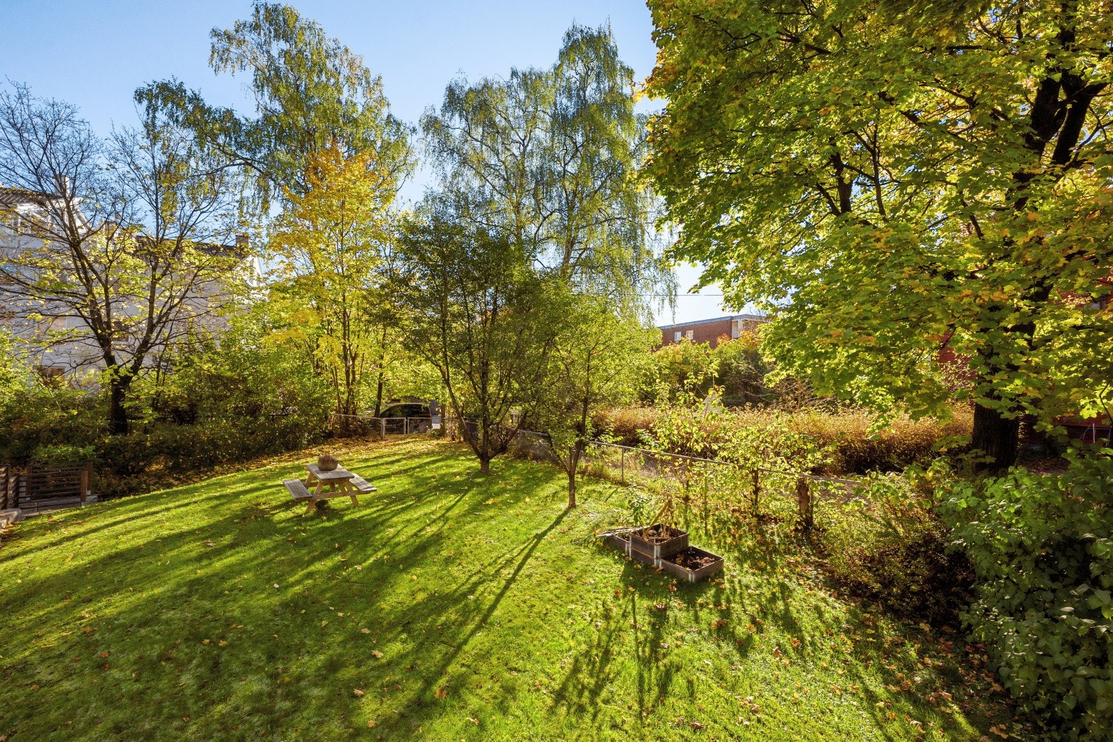 Sameiet byr på trivelige fellesarealer som preges av grøntarealer og asfalterte gangveier. Galleribilde