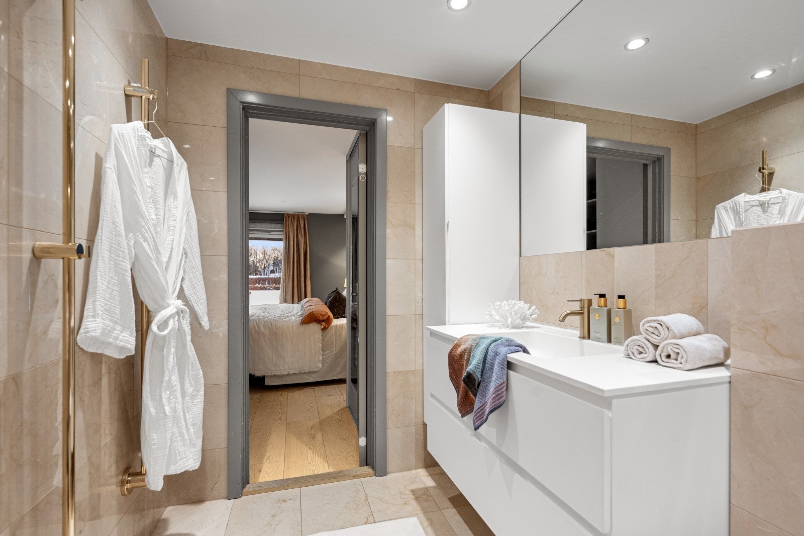 Hovedsoverommet byr på hotellfølelse i hverdagen med adkomst til det lekre baderommet. Galleribilde