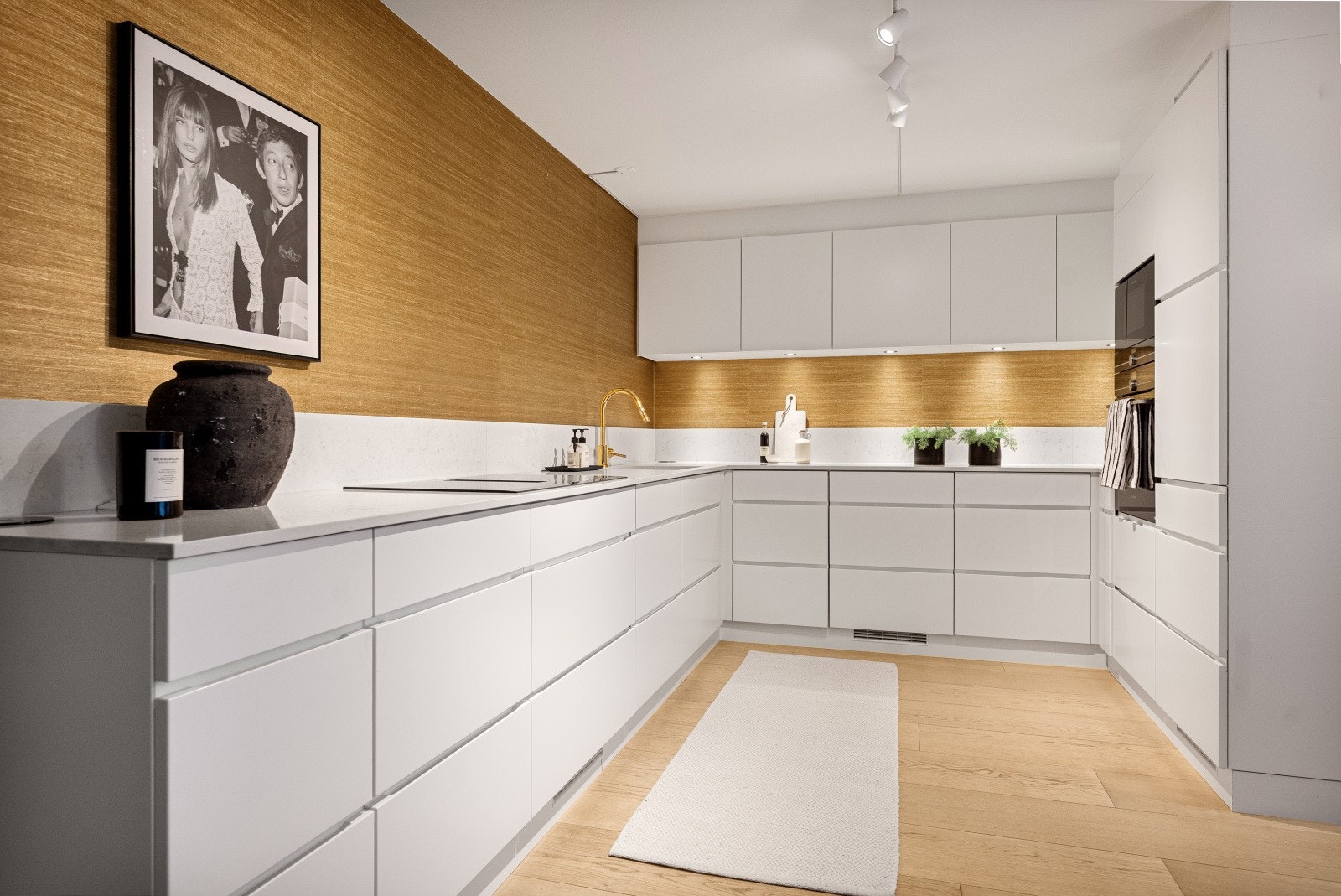 Kjøkkenet har en moderne og stilren KVIK innredning fra 2021. Galleribilde