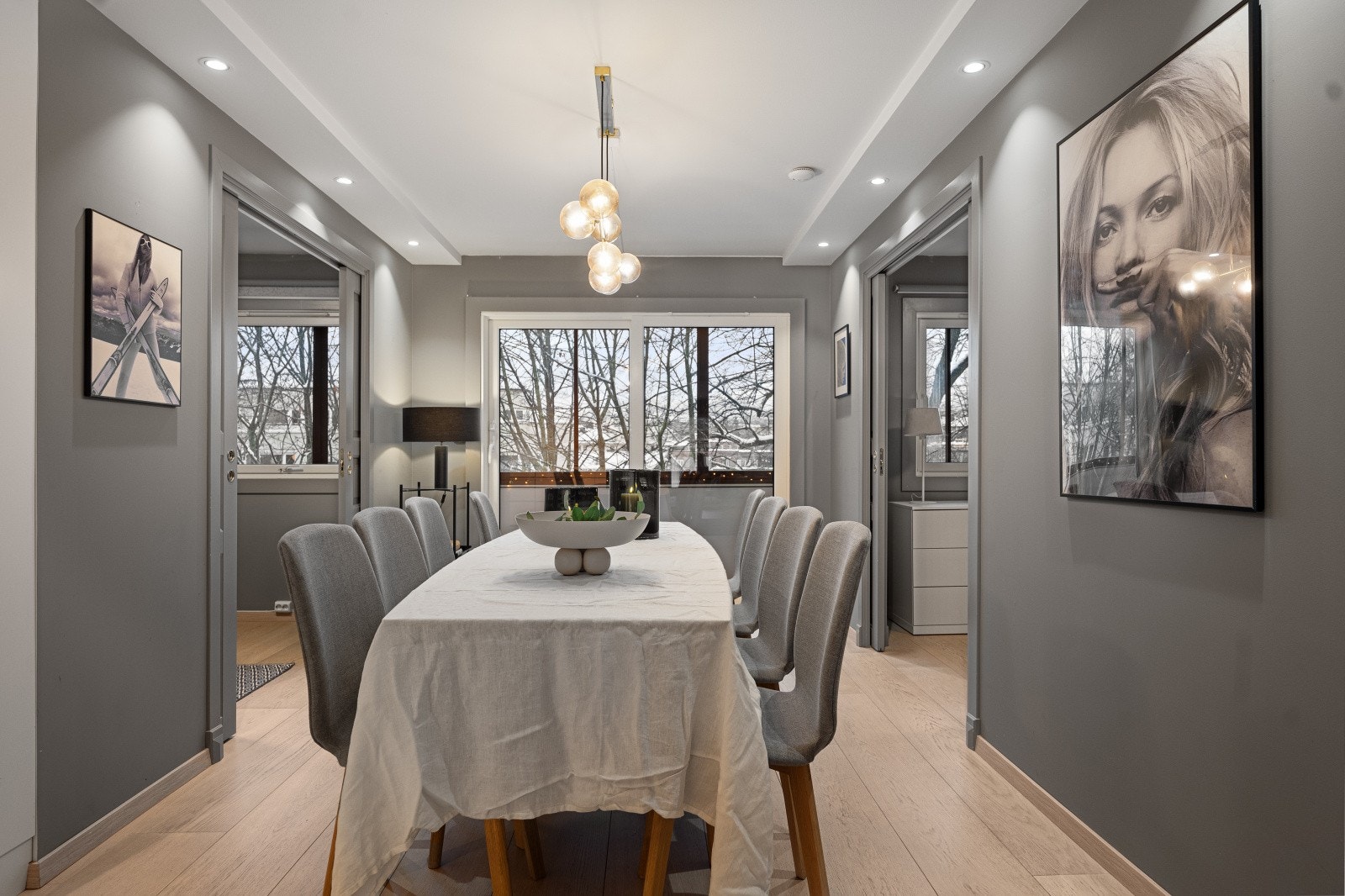 Fra spisestuen er det adkomst til en innglasset balkong. Galleribilde