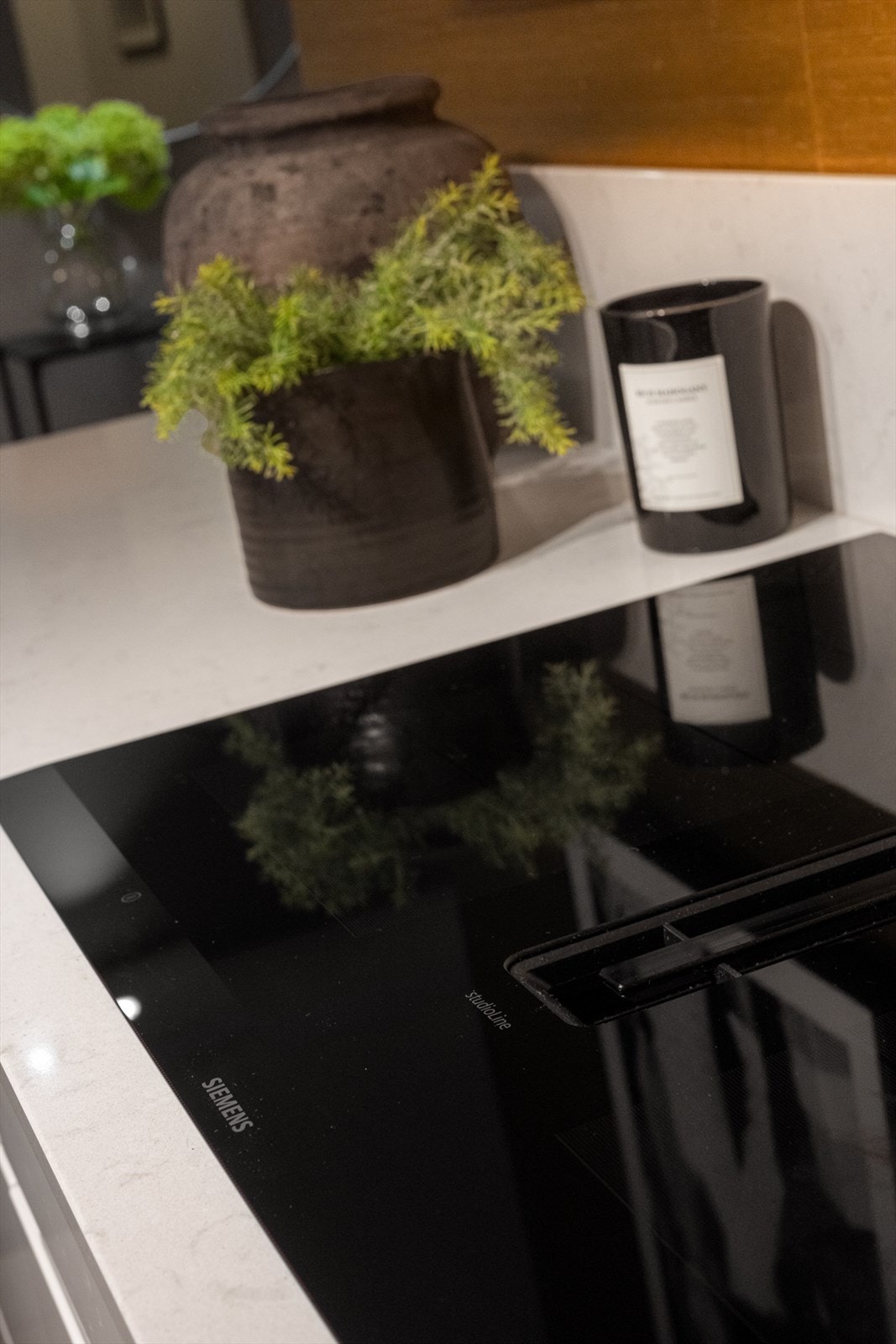 Benkeplate i stein med induksjonstopp med integrert ventilator. Galleribilde