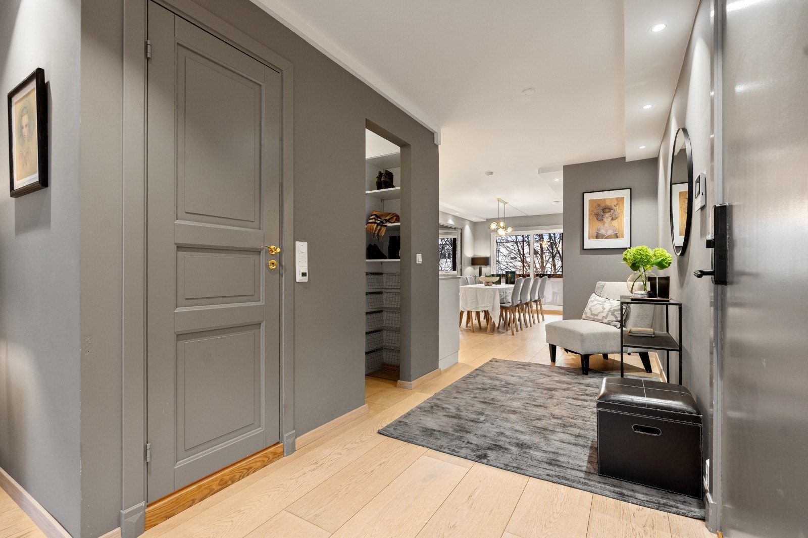 Fra boligens gang er det adkomst til garderobe og boligens andre baderom. Galleribilde