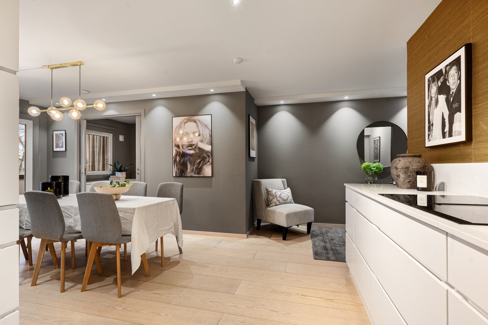 Kjøkkenet oppleves som luftig og danner et naturlig samlingspunkt med åpen løsning til spisestuen. Galleribilde