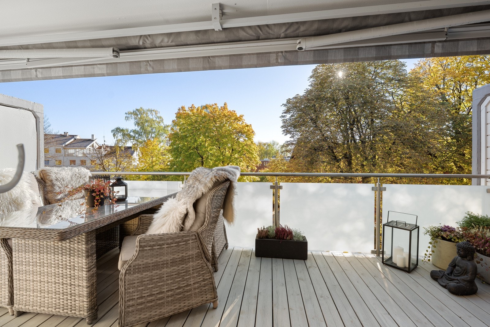 Fra stuen er det adkomst til en solrik og usjenert terrasse. Galleribilde