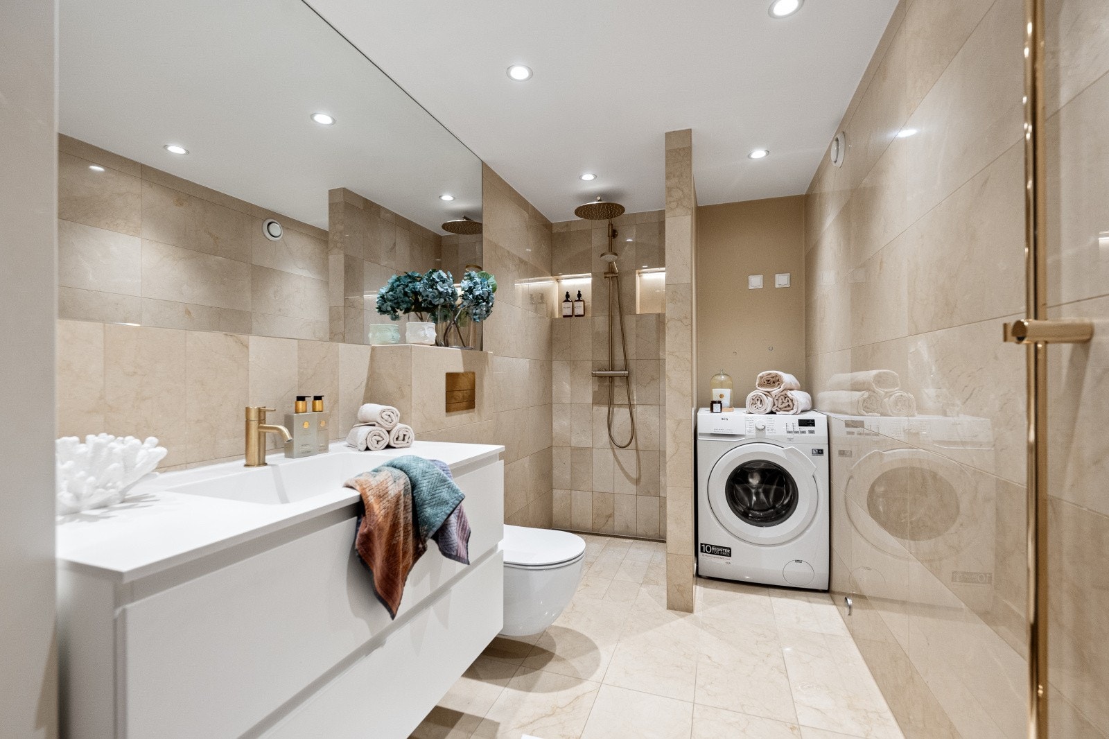 Baderommet ble rehabilitert i 2021 og fremstår som delikat med marmorfliser. Galleribilde