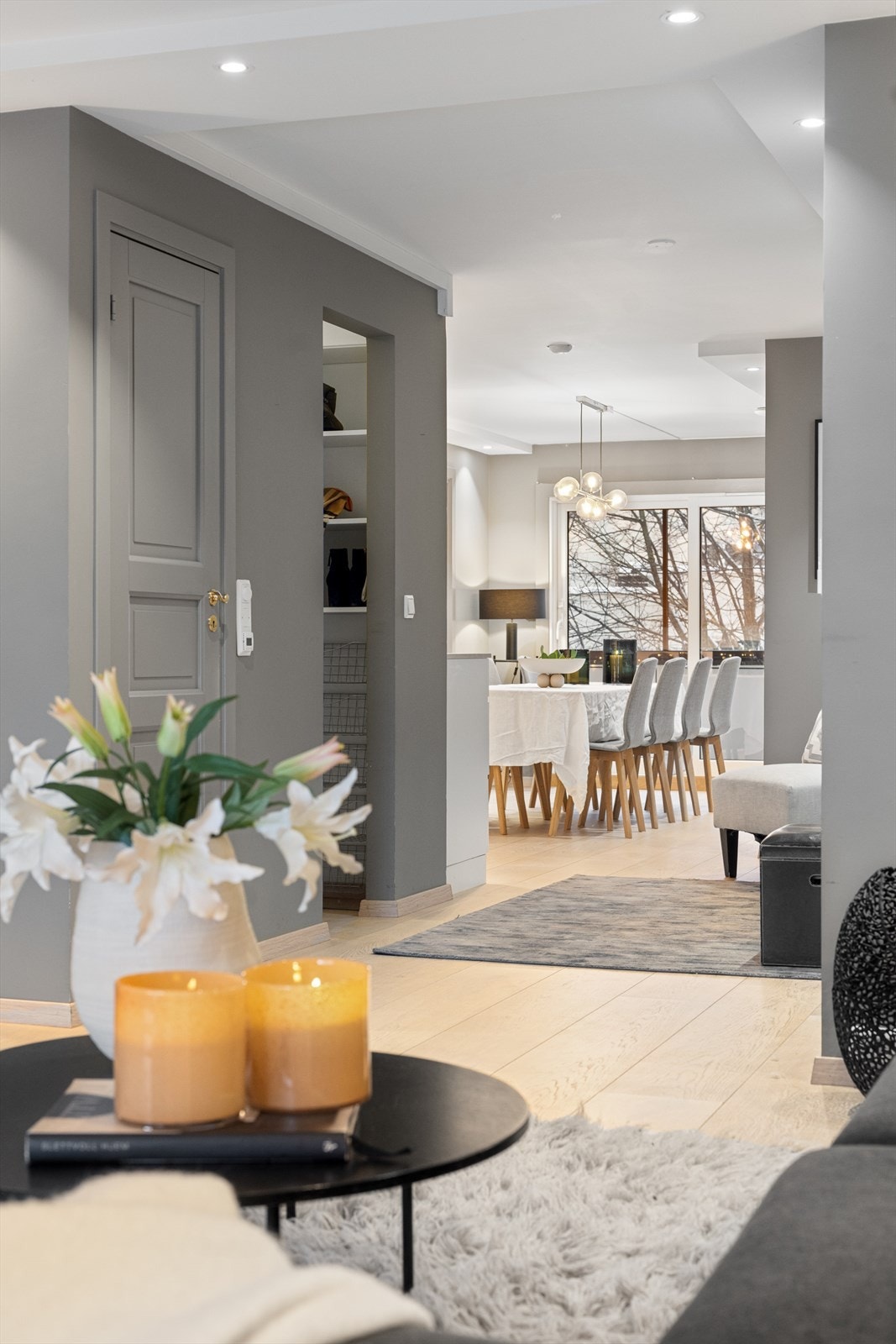 Leiligheten har en tiltalende planløsning med separat stue og kjøkken, elegant og naturlig bundet sammen av en funksjonell gang. Galleribilde