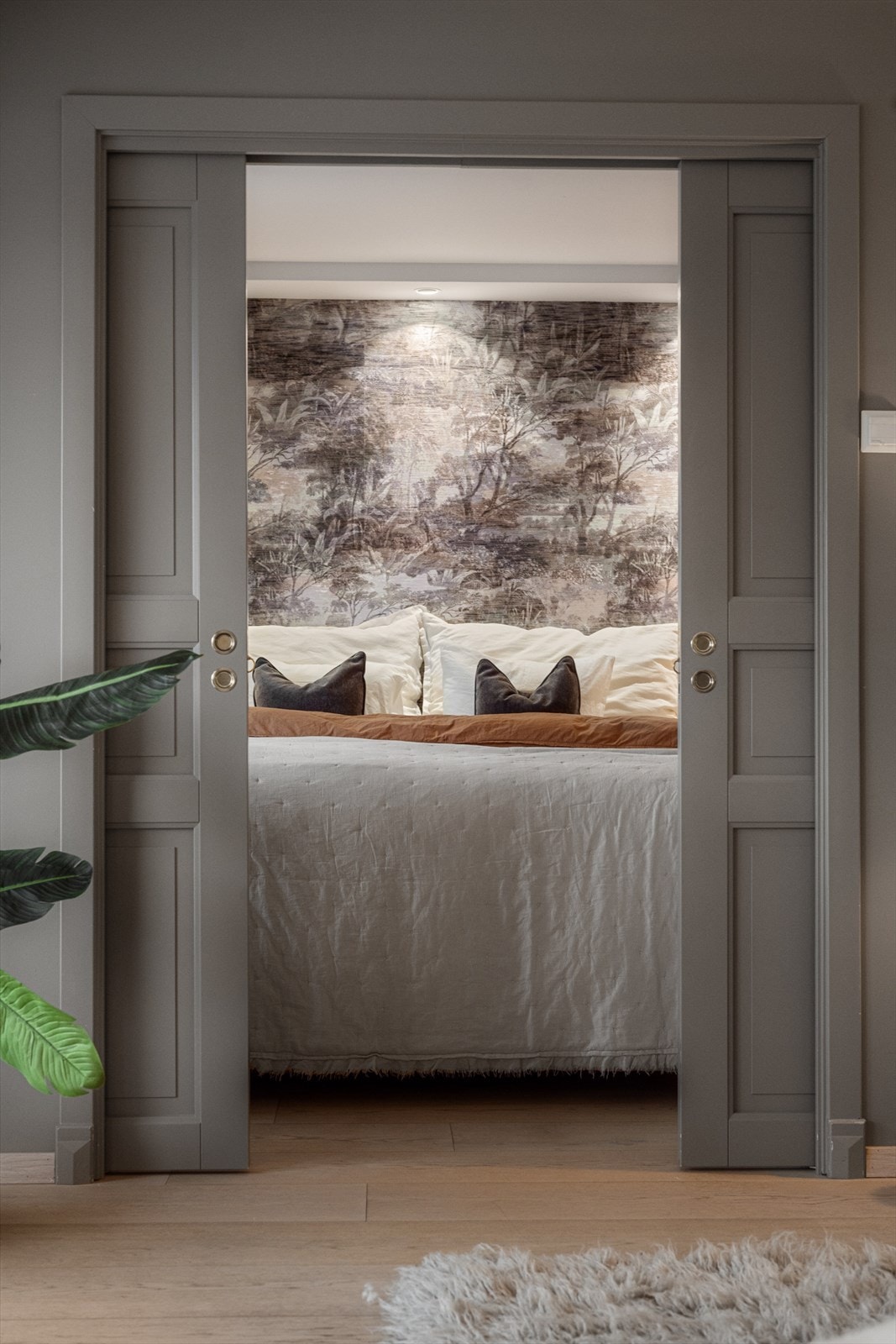 Det er adkomst til boligens hovedsoverom fra stuen. Galleribilde