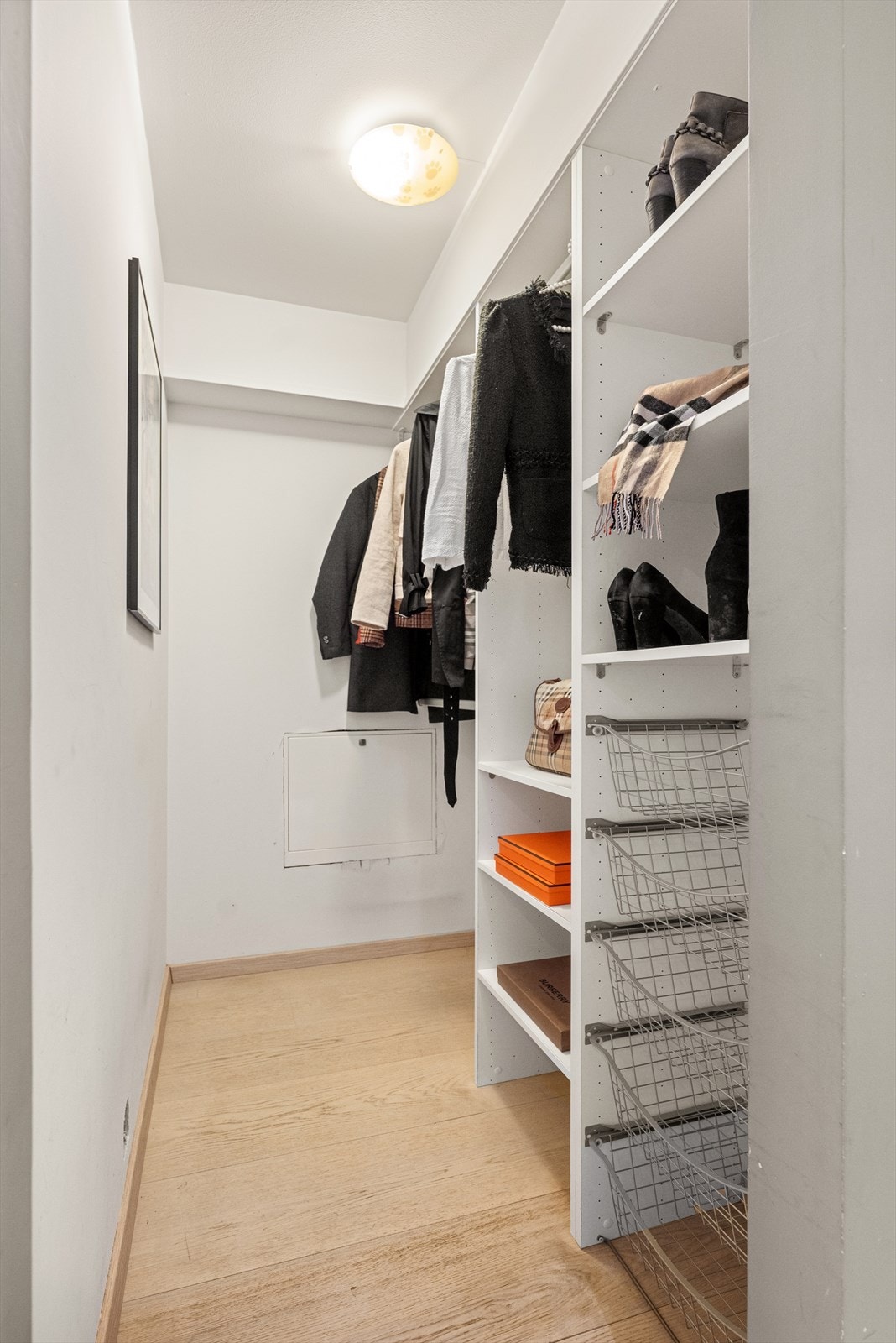 Gode oppbevaringsmuligheter i garderoben. Galleribilde