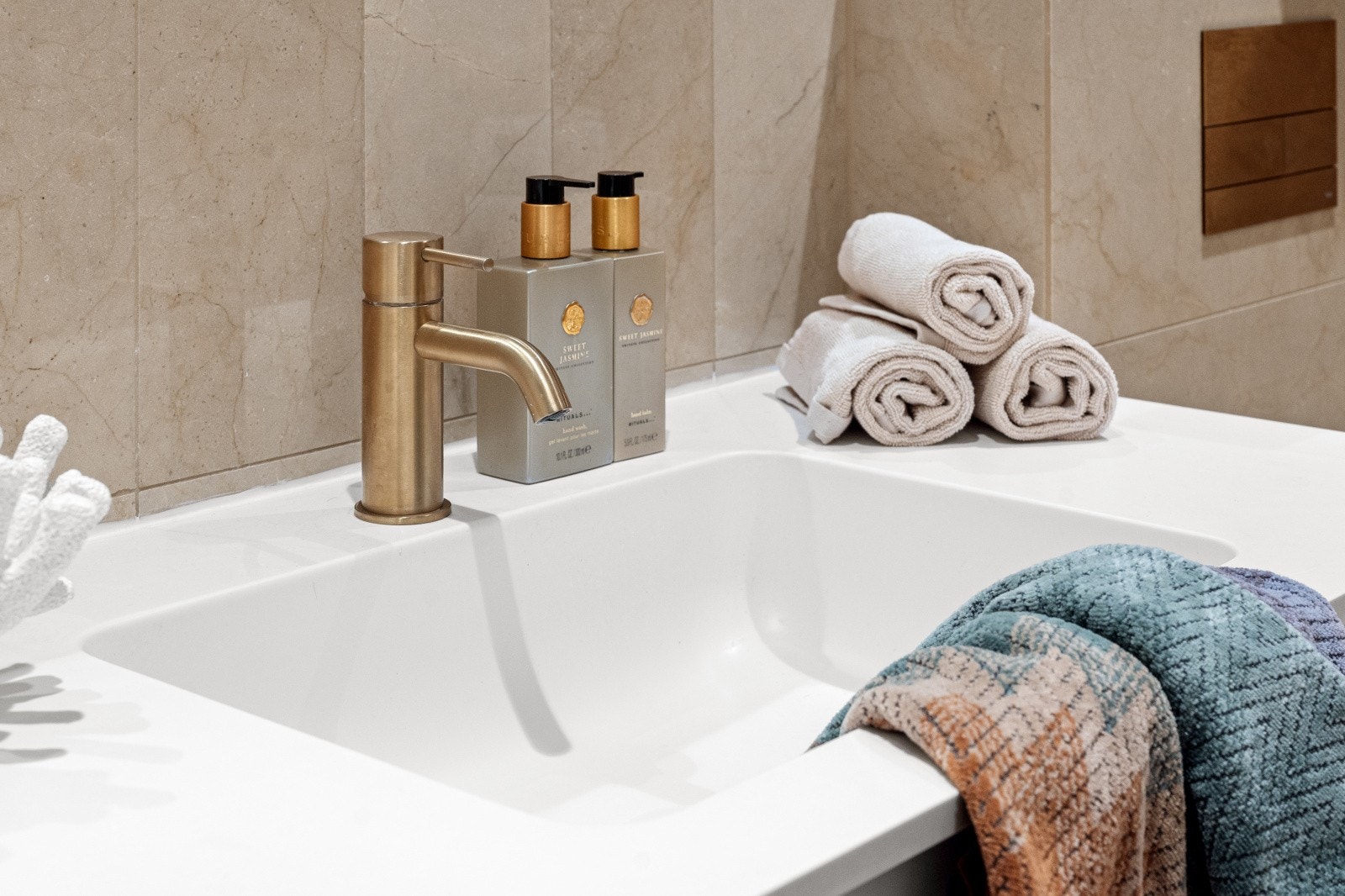 Lekre detaljer i børstet messing er gjennomgående på begge baderom. Galleribilde