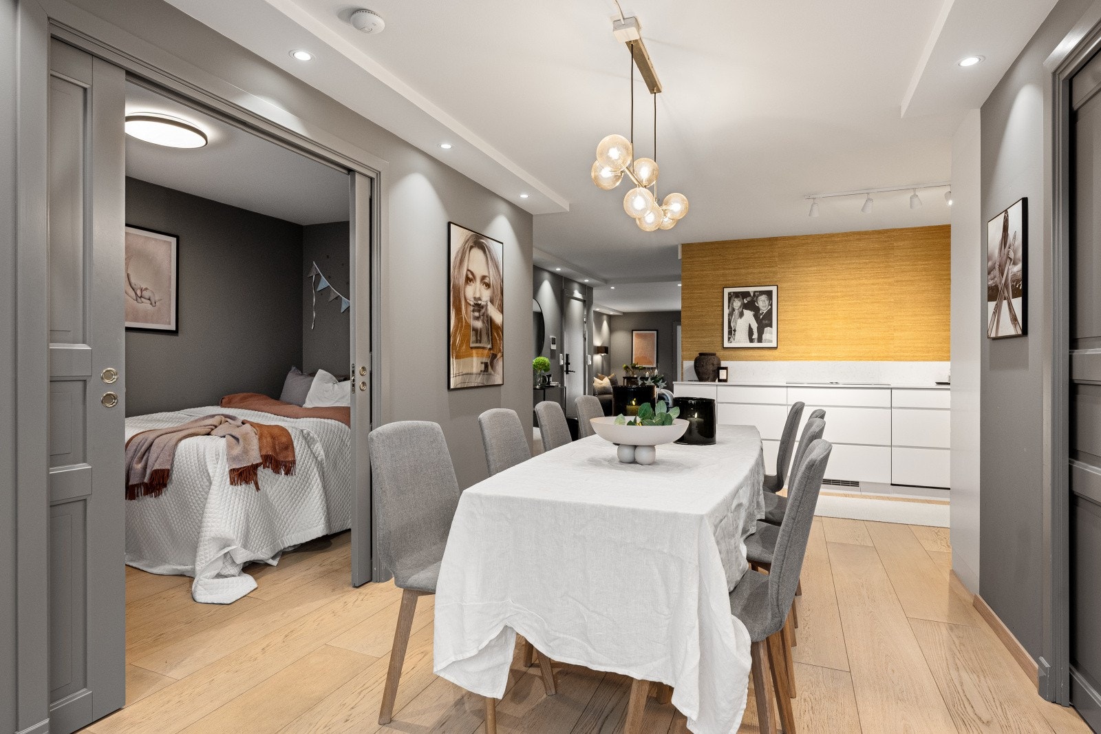 Det er doble skyvedører inn til to av boligens soverom i denne enden av leiligheten. Galleribilde