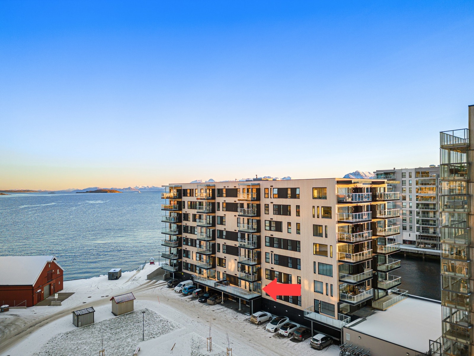 EIE eiendomsmegling v/Runar Bjørkelund har gleden av å presentere Holstneset 14! Foto: Martynas Milkevicius / Cinematic Photography Galleribilde