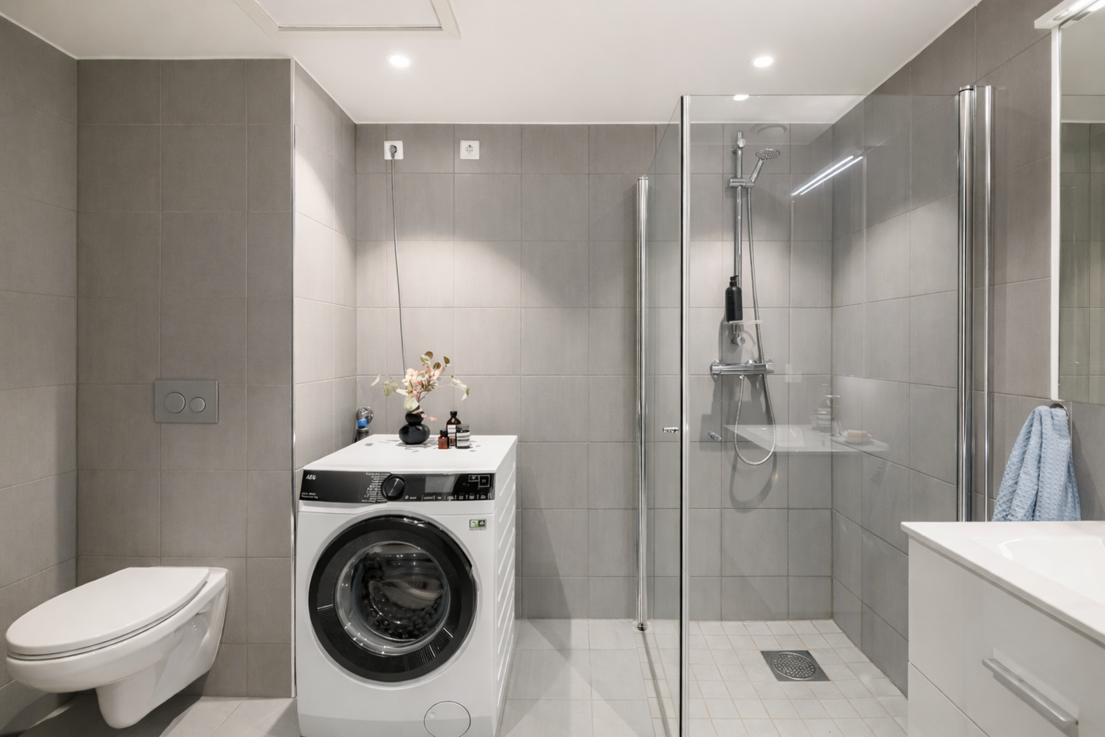 Fint og stort bad. Praktiske løsninger med opplegg for både vaskemaskin og tørketrommel gjør at du kan velge den vaskesonen som passer best. Galleribilde