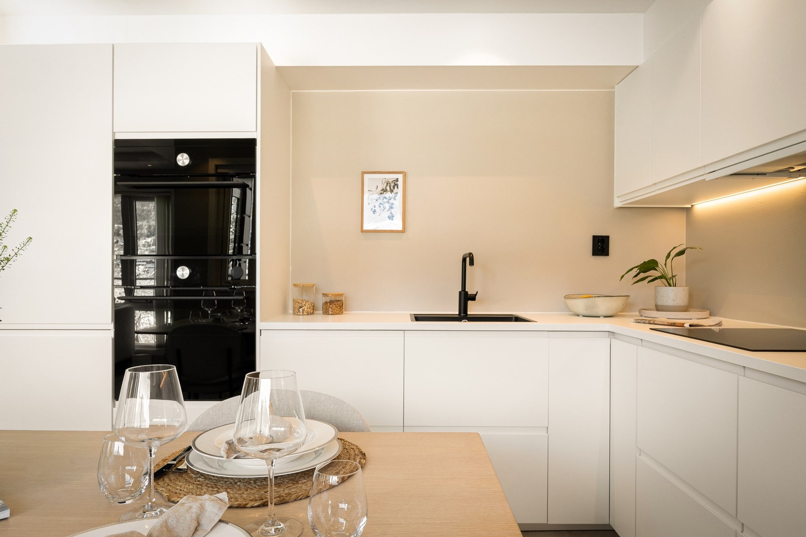 Kjøkkenet har fullt integrerte hvitevarer. Legg merke til full stekeovn & kombi stekeovn i høyskap! Galleribilde