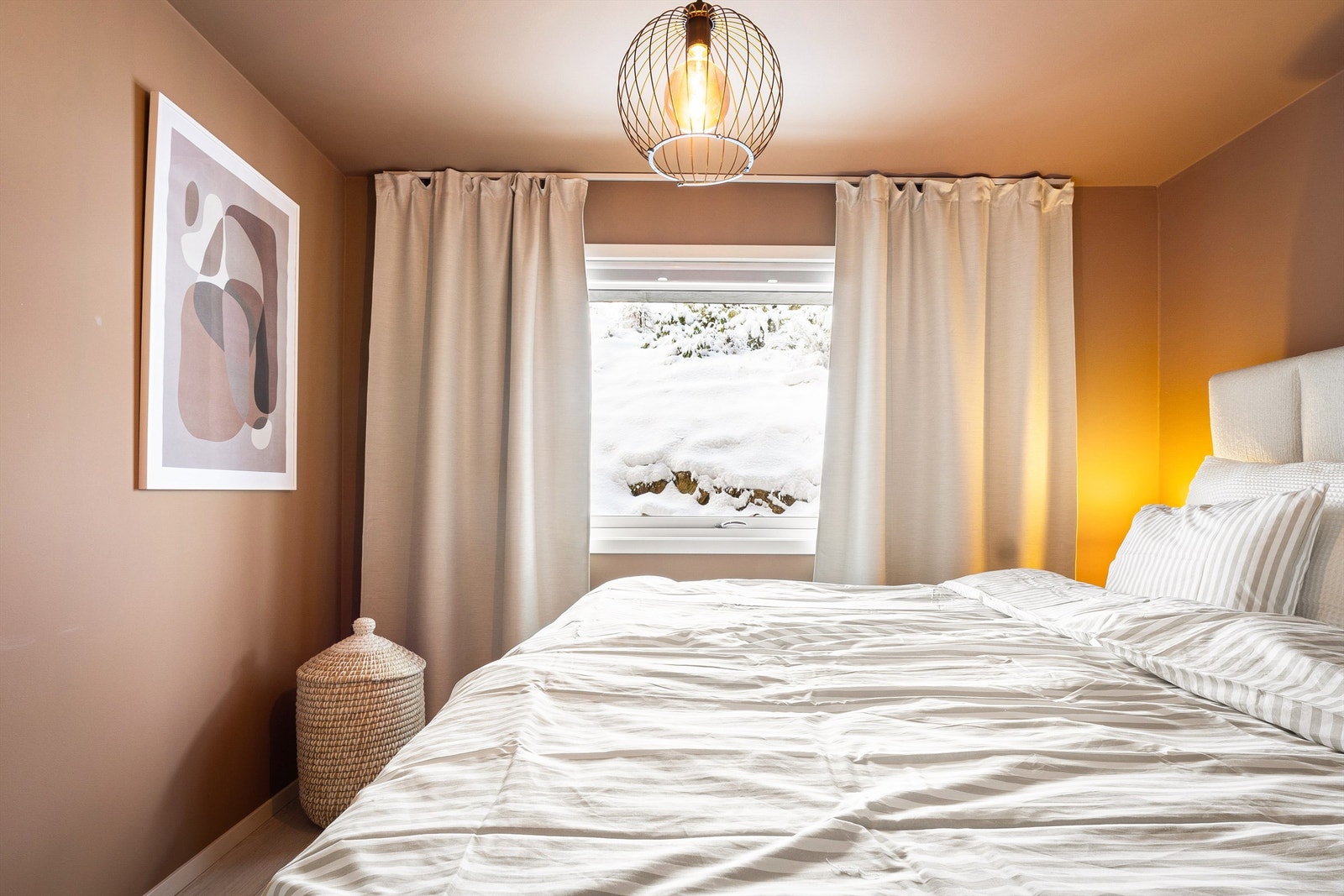 Hovedsoverommet er malt i en nydelig dempet lun farge. Galleribilde