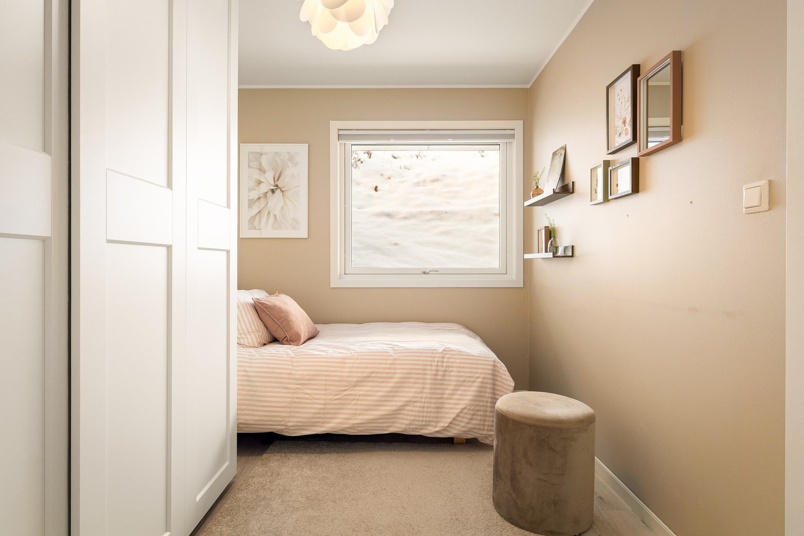 Leilighetens gjesterom med innvendig bod i motsatt ende. Galleribilde