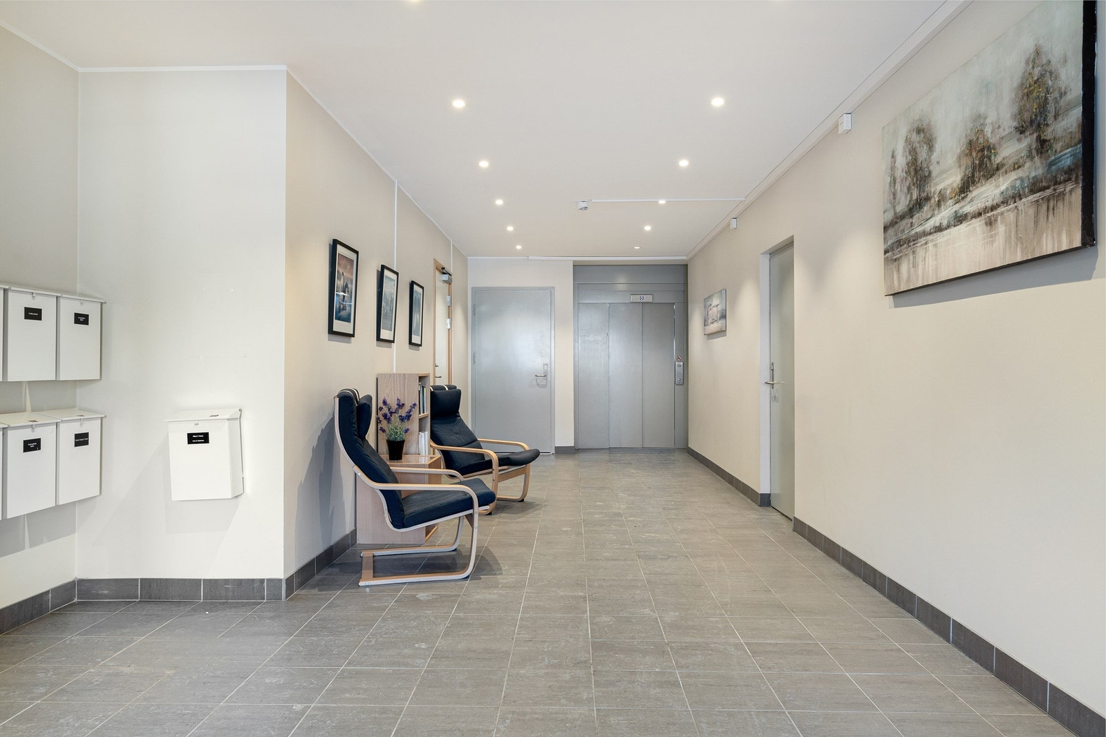 Inngangspartiet fremstår som innbydende med heis opp til leilighetene. Bodene er inn høyre dør. Galleribilde