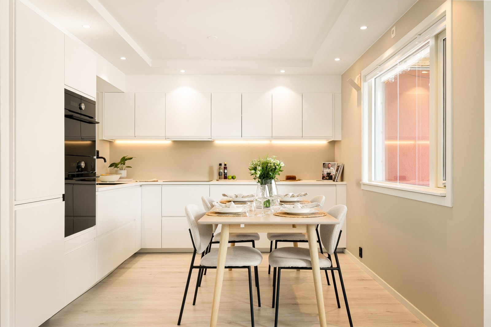 Kjøkkenet er leilighetens smykke og har plass til en koselig spisebordsone Galleribilde