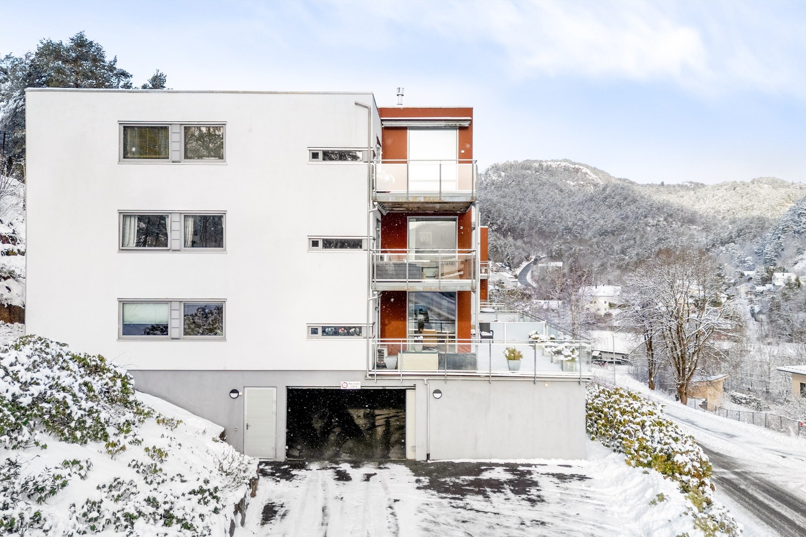 Innkjørsel til garasje i enden av bygget. Galleribilde