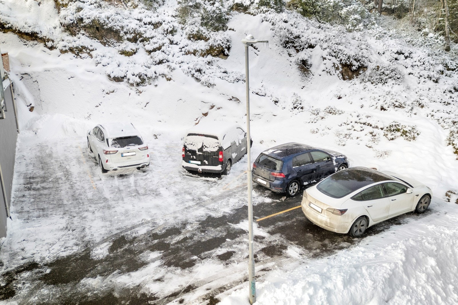 Gjesteparkering utenfor med 5 biloppstillingsplasser på byggets høyre side. Galleribilde